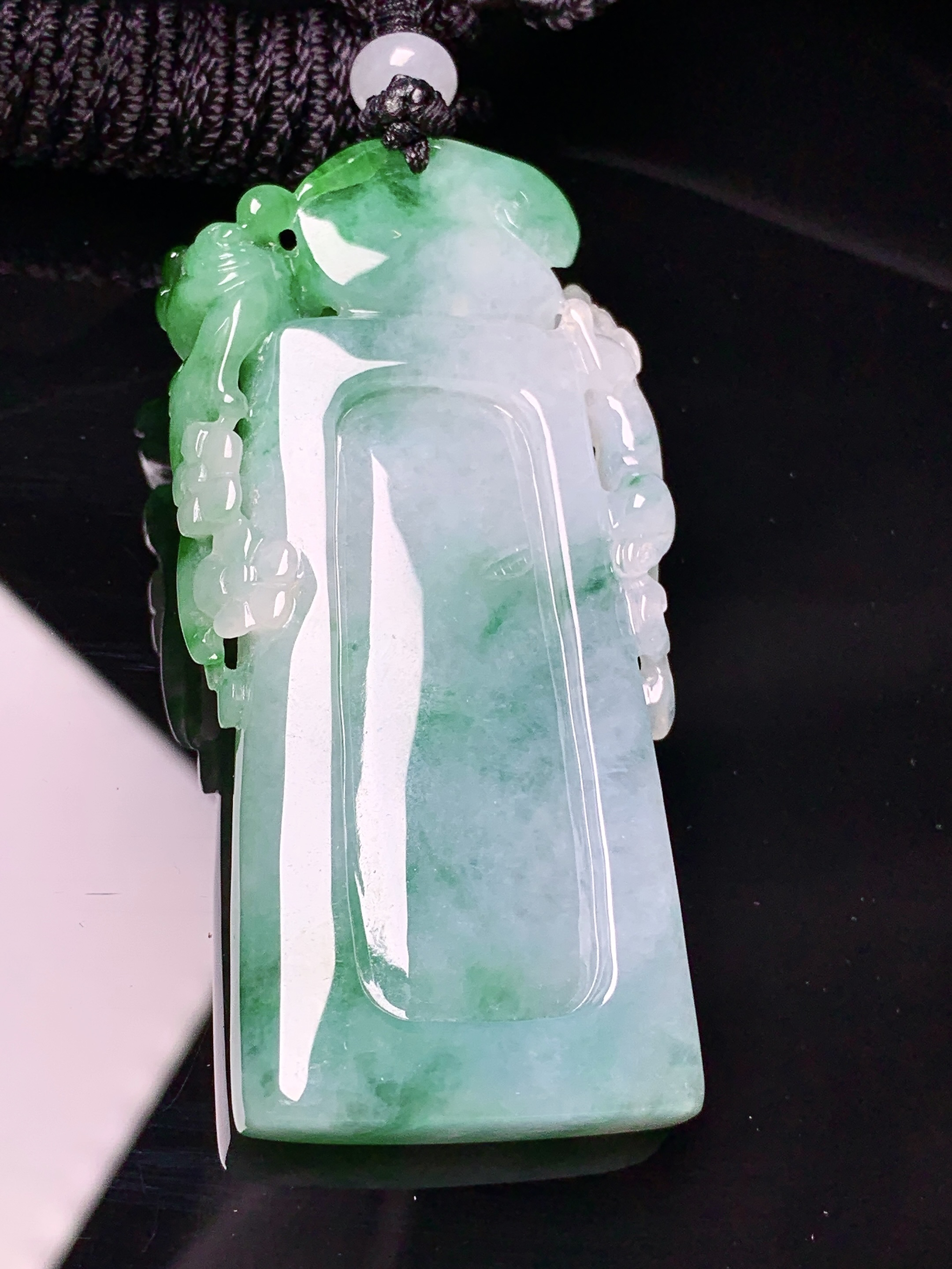 飘绿竹节吊坠 玉质细腻 色泽艳丽清新 水润亮眼 整体尺寸61.8*30.5*7L1