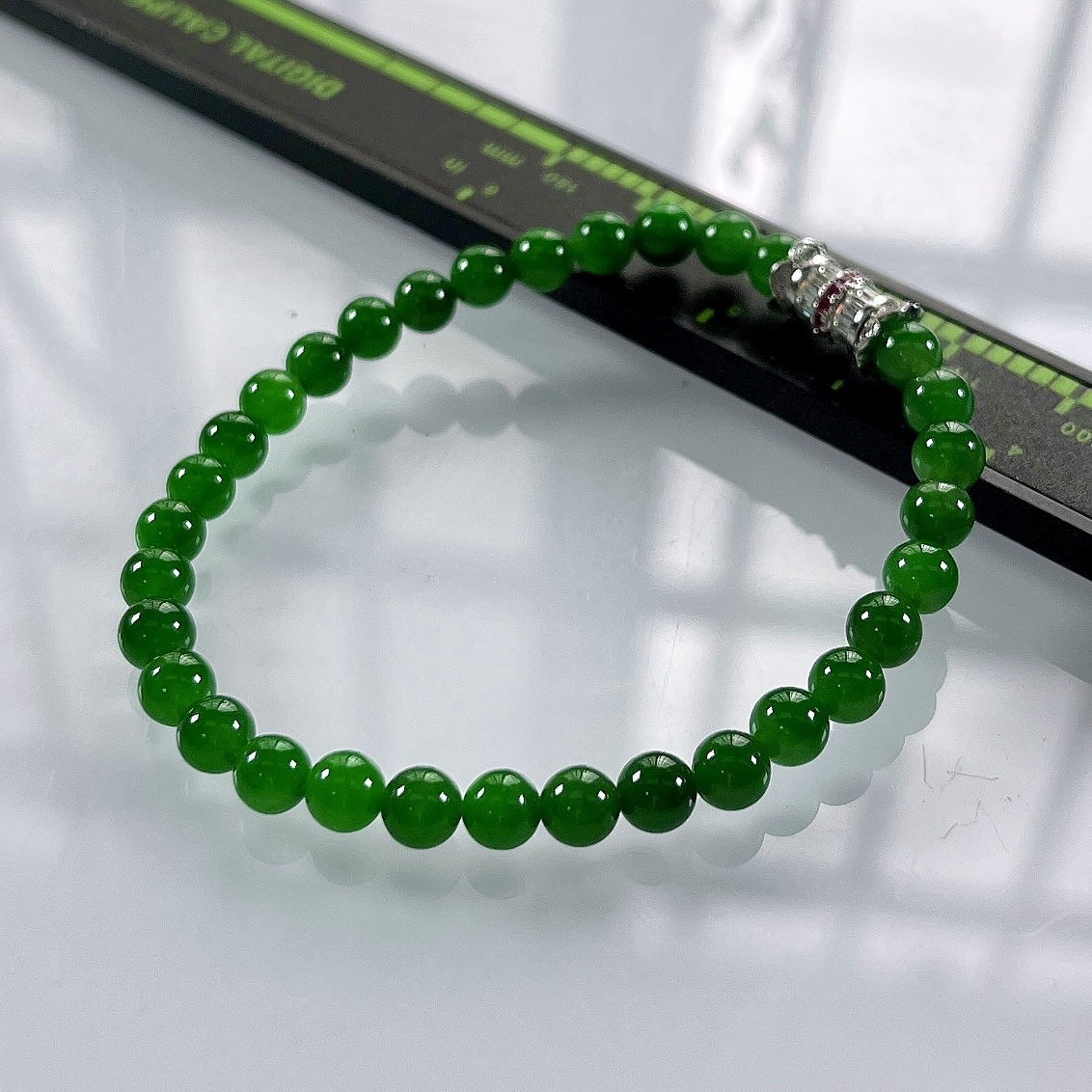 收藏级别，缅甸天然翡翠A货，卡5.2冰种起胶满绿帝王绿小圆珠手串手链，尺寸：5.2mm/32颗，长度170mm，重量：8.88g