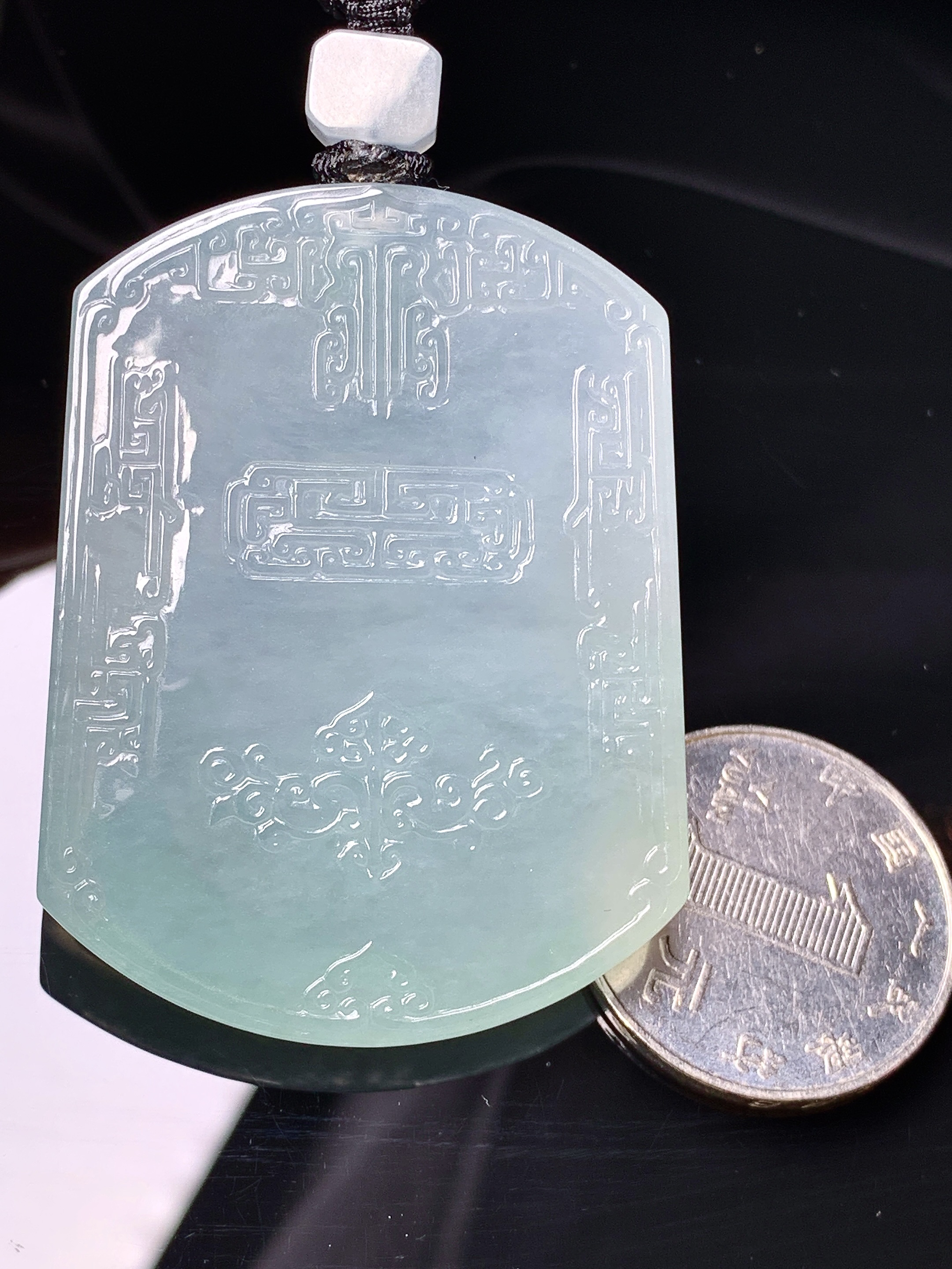 冰种飘绿雕花牌吊坠 玉质细腻 色泽艳丽清新 水润亮眼 整体尺寸50.8*38*5.8L1