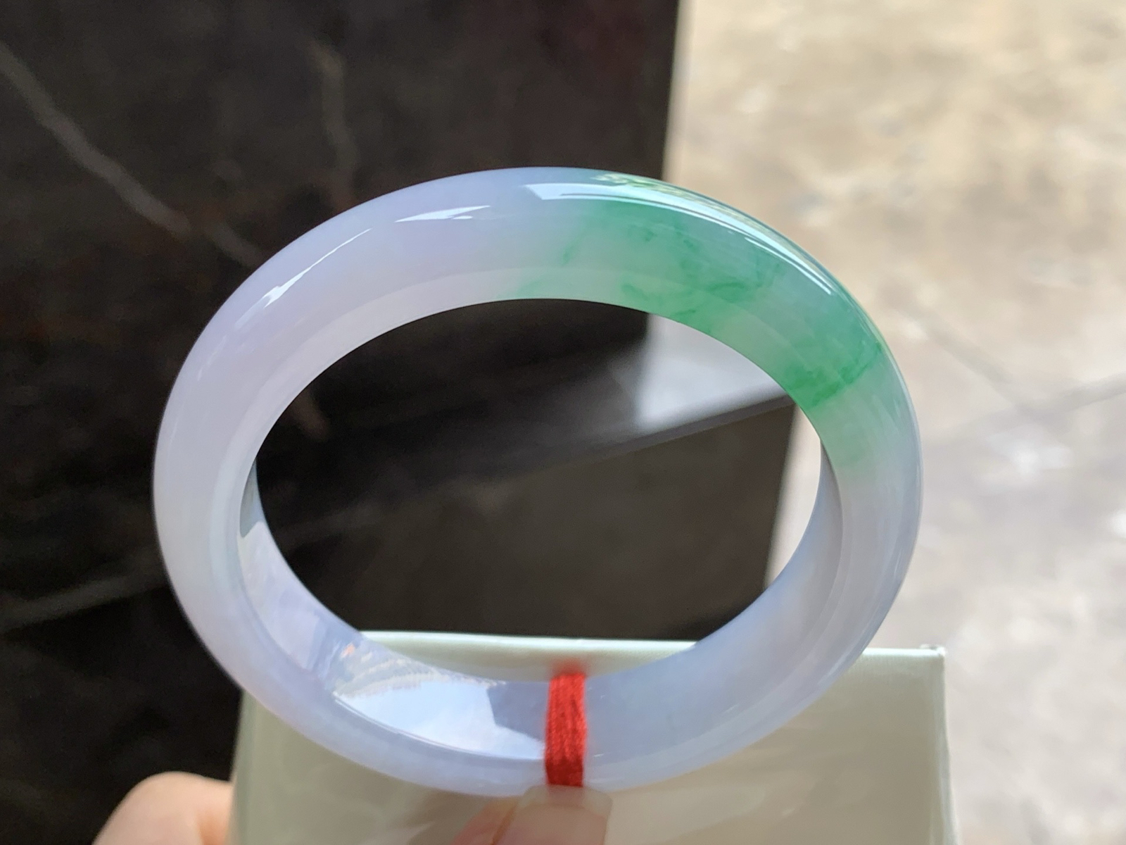 54.5-12.6-8.5

带色手镯^_^春带彩 玉质温润 清新