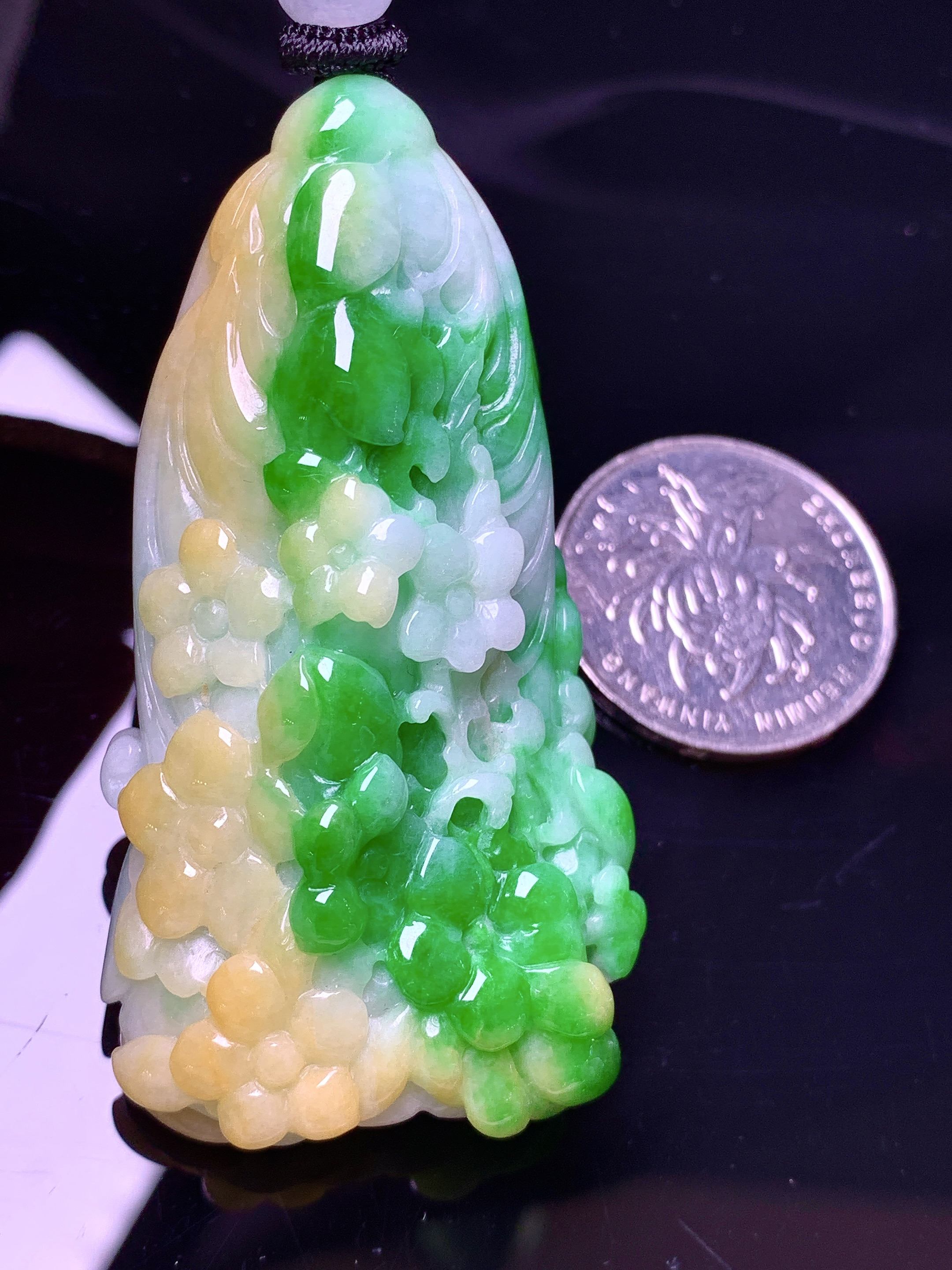 飘黄绿白菜吊坠 玉质细腻 色泽艳丽清新 水润亮眼 整体尺寸61*32.2*18.2w1