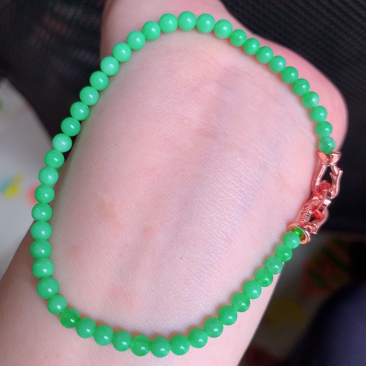 自然光实拍，冰润满绿翡翠手串手链，翠色灵动，佩戴效果时尚出众，尽显气质，玉质细腻，美感十足。#001.1取一尺寸3.8mm