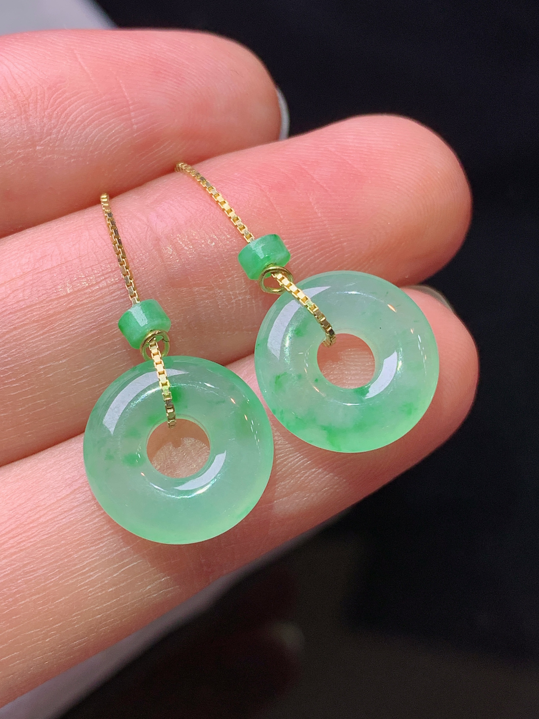 925银镶嵌飘绿平安环耳坠 玉质细腻 色泽艳丽清新 水润亮眼 整体尺寸12.2*3.3m1