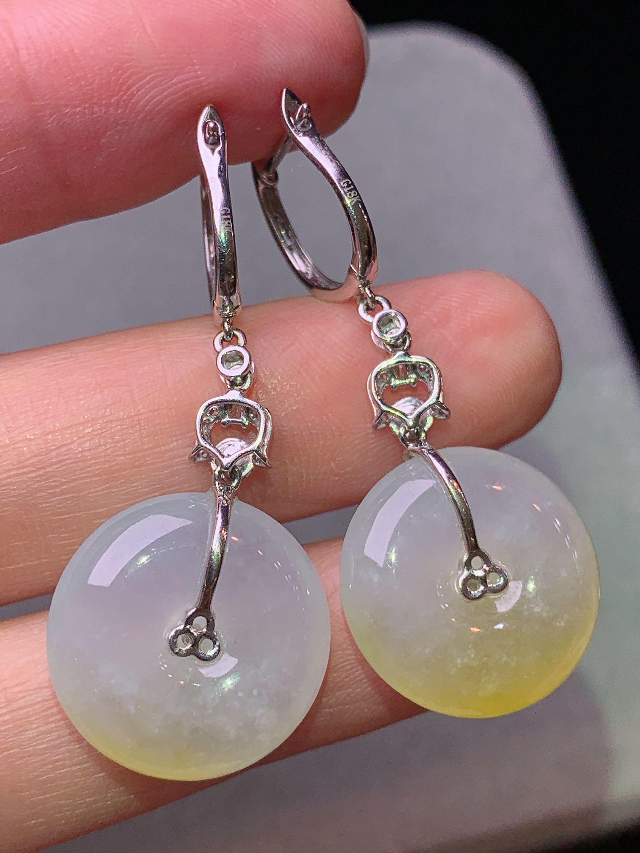 18k金钻镶嵌飘黄翡平安扣耳坠 玉质细腻 色泽艳丽清新 水润亮眼 整体尺寸41*17*5.5b1