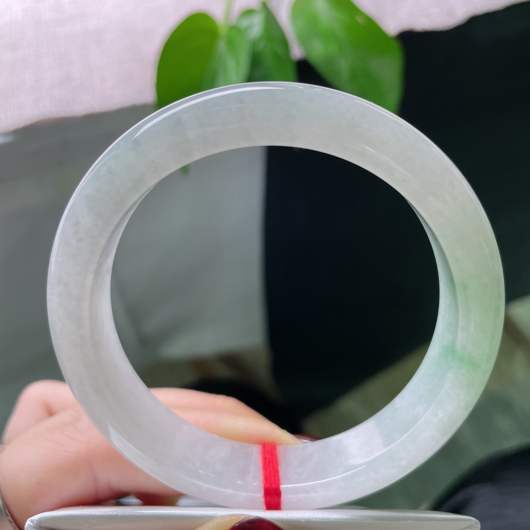 57.5/13/8.3淡绿色正圈，一抹飘花点缀，是雨后的新芽，是拂晓的天光，无裂，ss50187a