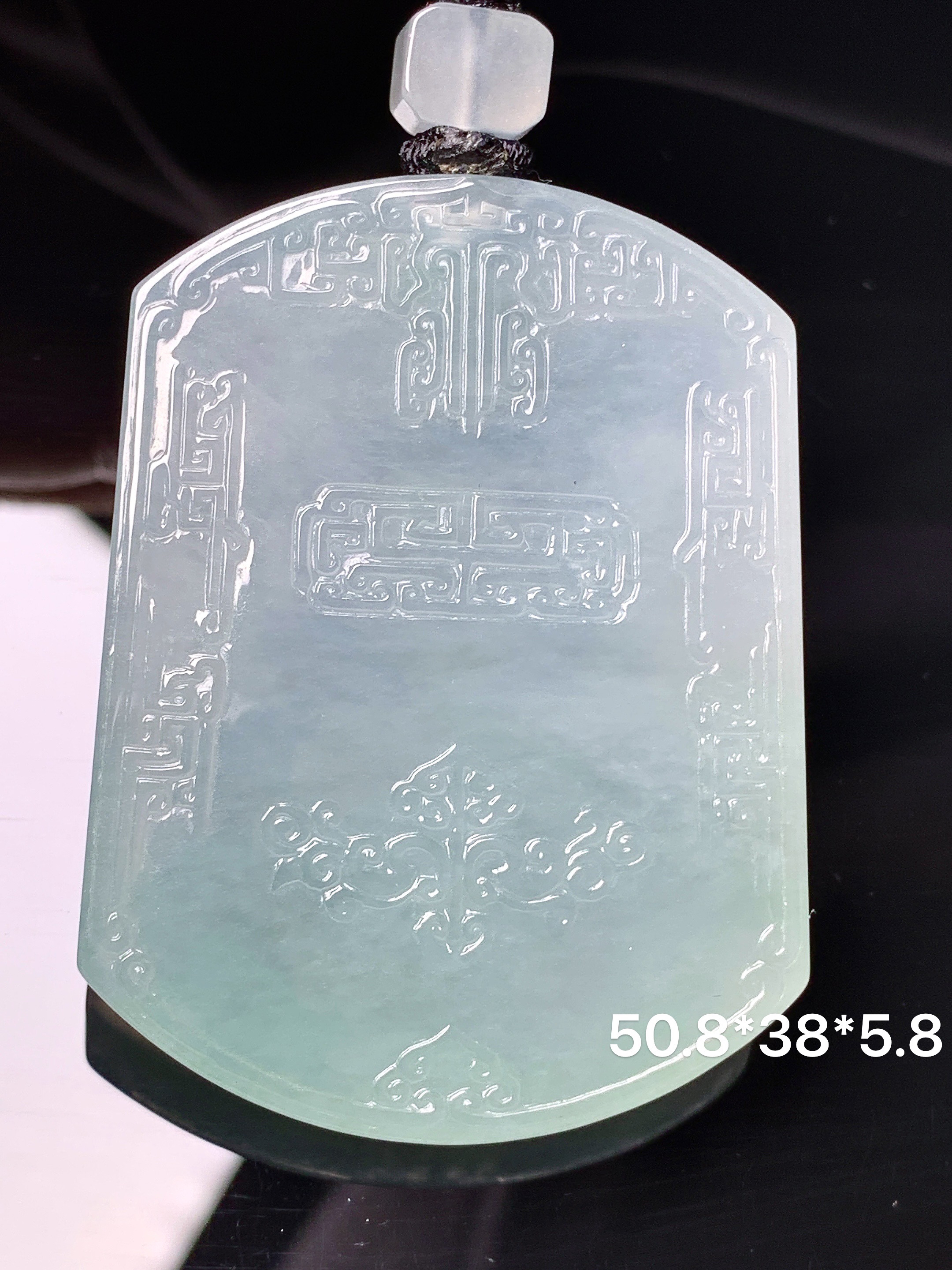 冰种飘绿雕花牌吊坠 玉质细腻 色泽艳丽清新 水润亮眼 整体尺寸50.8*38*5.8L1