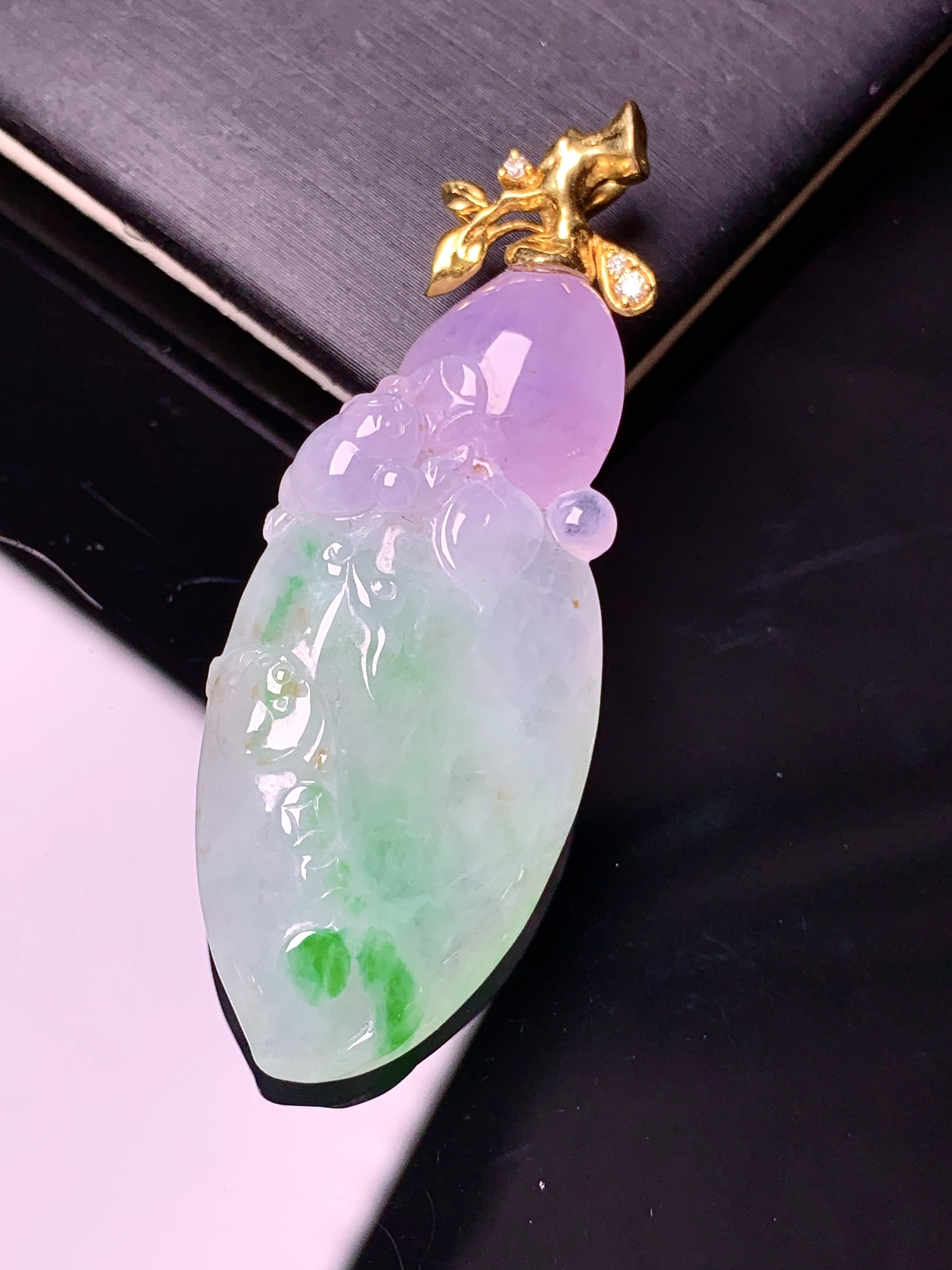 18k金钻镶嵌飘紫绿寿桃吊坠 玉质细腻 色泽艳丽清新 水润亮眼 整体尺寸49.5*18.3*7.5b5