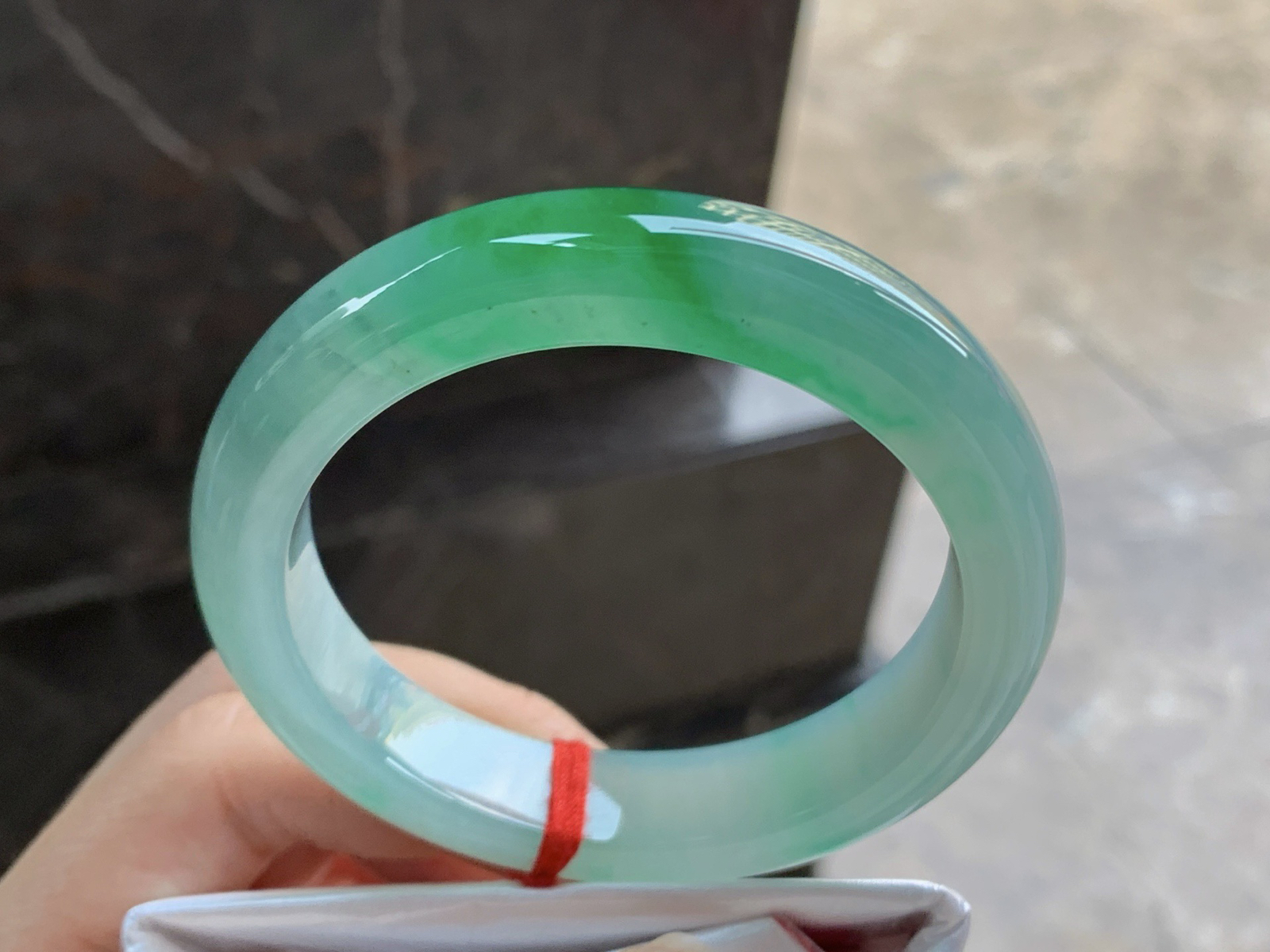 55.5-13.2-8.7

带色手镯^_^种水好 鲜艳