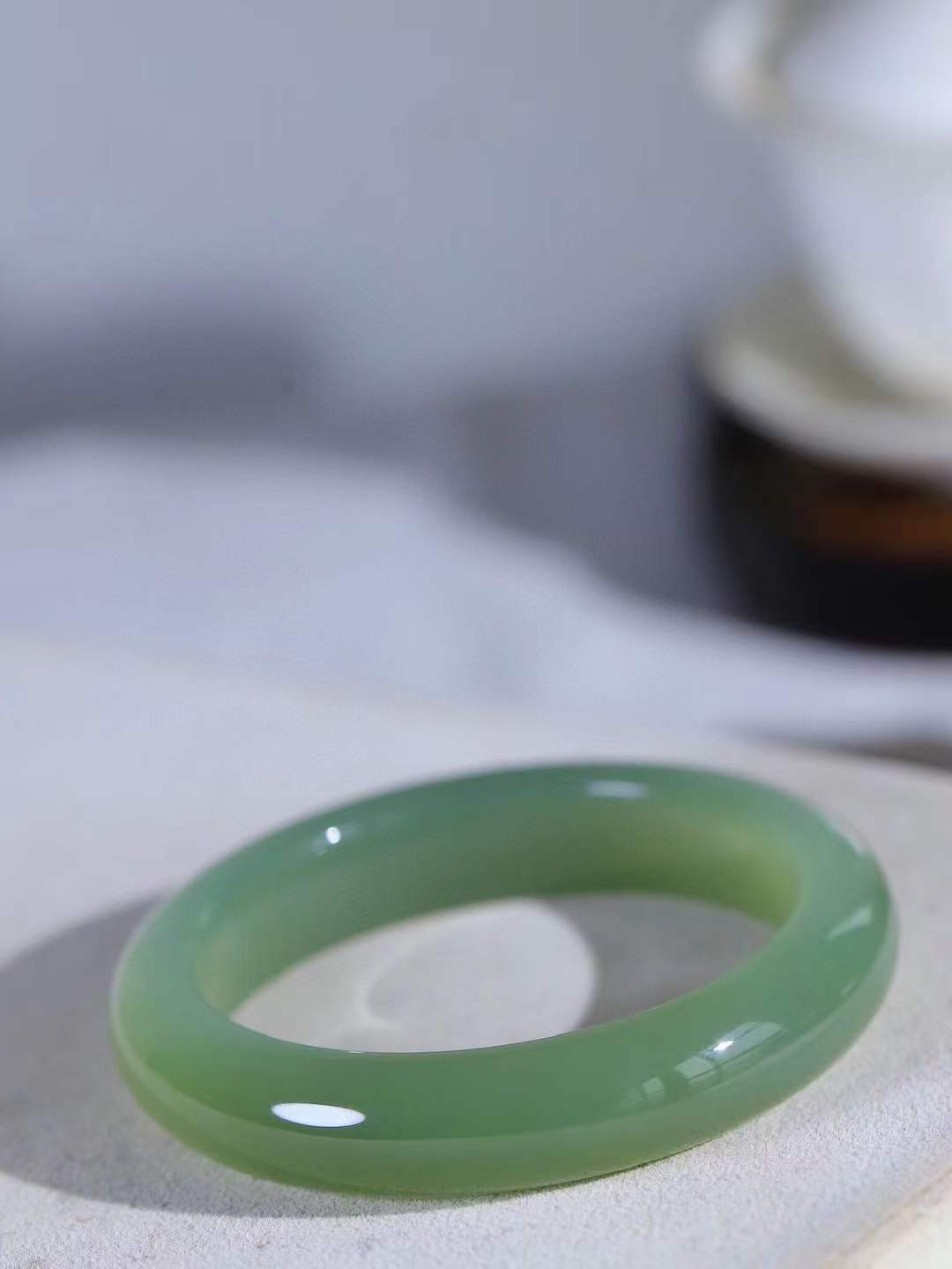 （一见倾心.手镯）

精品和田玉湖水绿手镯，玉质温润细腻 油性十足 手感舒适，高华雅逸，线条流畅，简约大气，美自天成，素雅高贵。佩戴于腕间，婉约之美，举手投足间透出那低调奢华。重61克  尺寸56-13.2-9mm16471530T