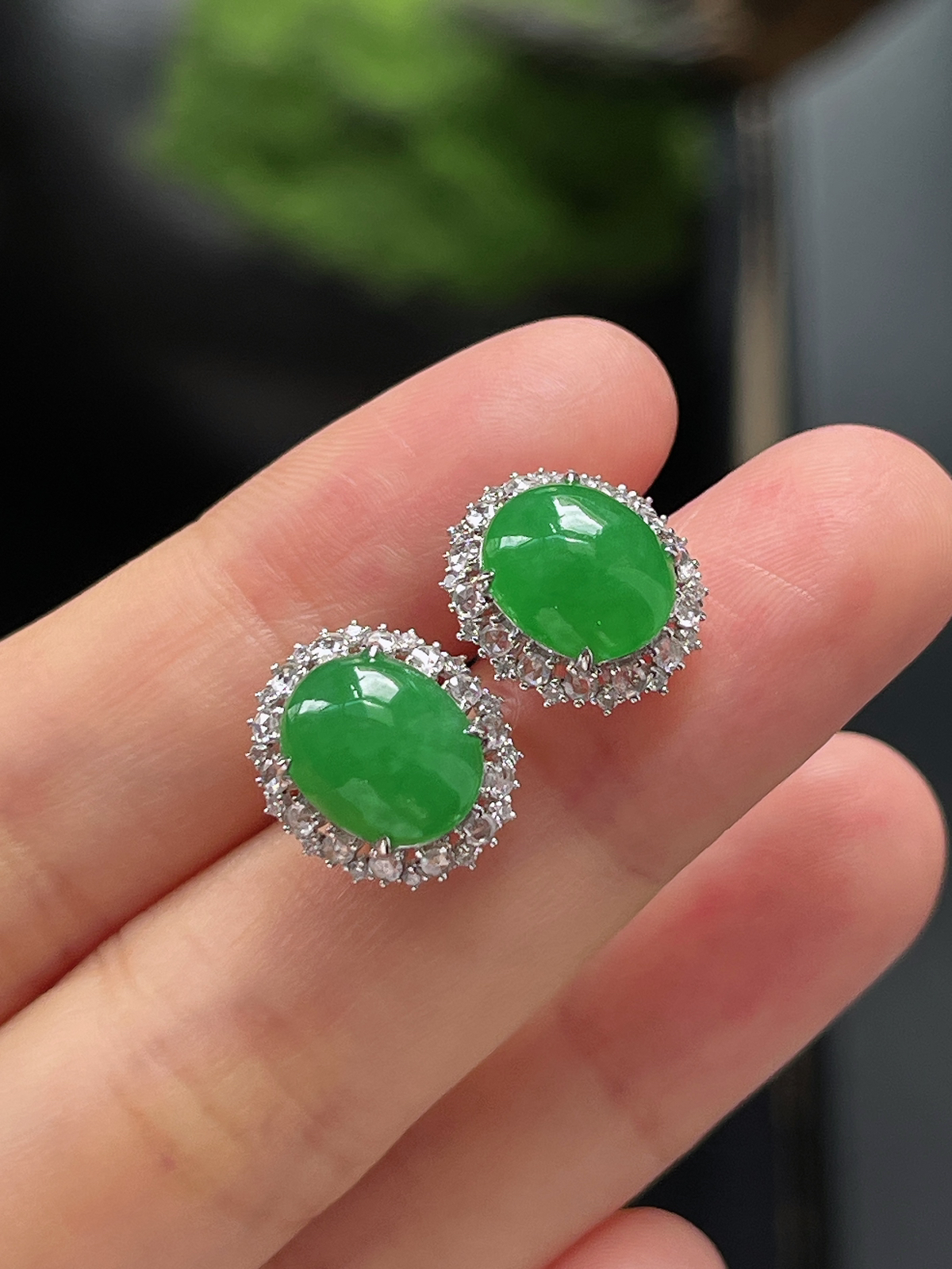 翡翠糯化种满绿色耳钉，印记：Au750,伴钻石