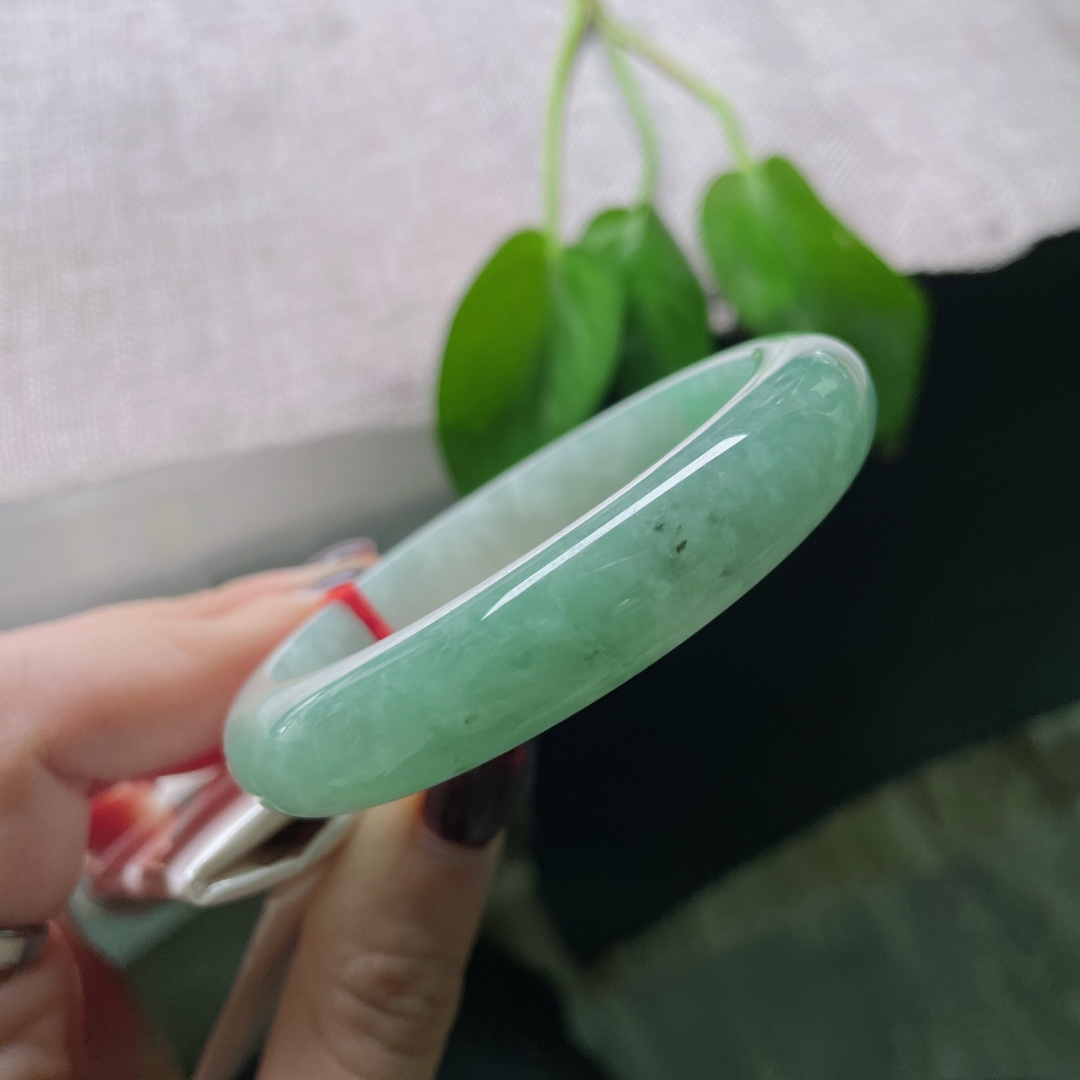 56/12.1/8.3绿色正圈，像雾气一样，边界模糊，慢慢化开，给人一种朦胧美。无裂，ss48768a