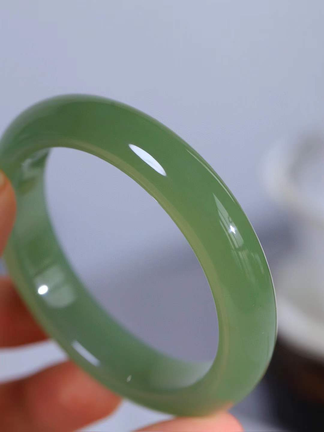 （一见倾心.手镯）

精品和田玉湖水绿手镯，玉质温润细腻 油性十足 手感舒适，高华雅逸，线条流畅，简约大气，美自天成，素雅高贵。佩戴于腕间，婉约之美，举手投足间透出那低调奢华。重61克  尺寸56-13.2-9mm16471530T