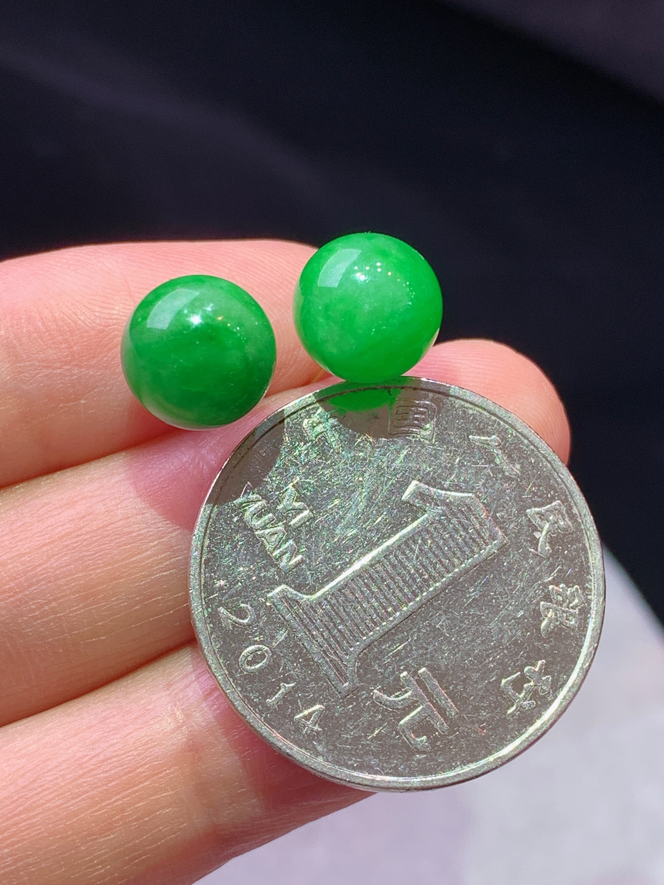 18k金镶嵌阳绿色圆珠耳钉 玉质细腻 色泽艳丽清新 水润亮眼 整体尺寸9b5