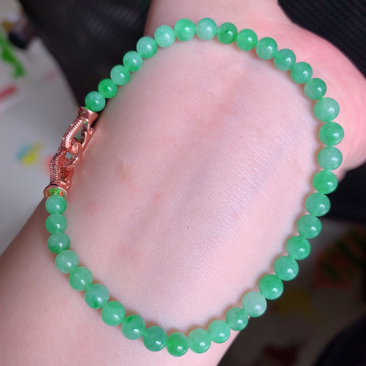 自然光实拍，冰润满绿翡翠手串手链，翠色灵动，佩戴效果时尚出众，尽显气质，玉质细腻，美感十足。#002.1取一尺寸4.8mm