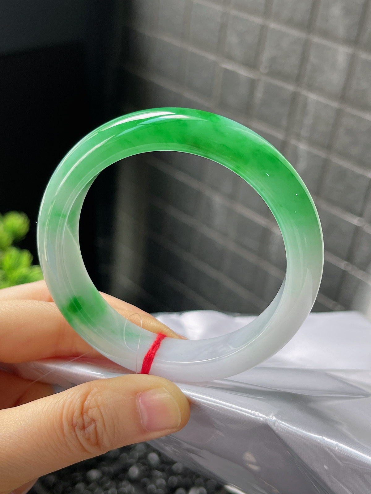 正圈55.7圈口，翡翠冰糯种飘绿手镯