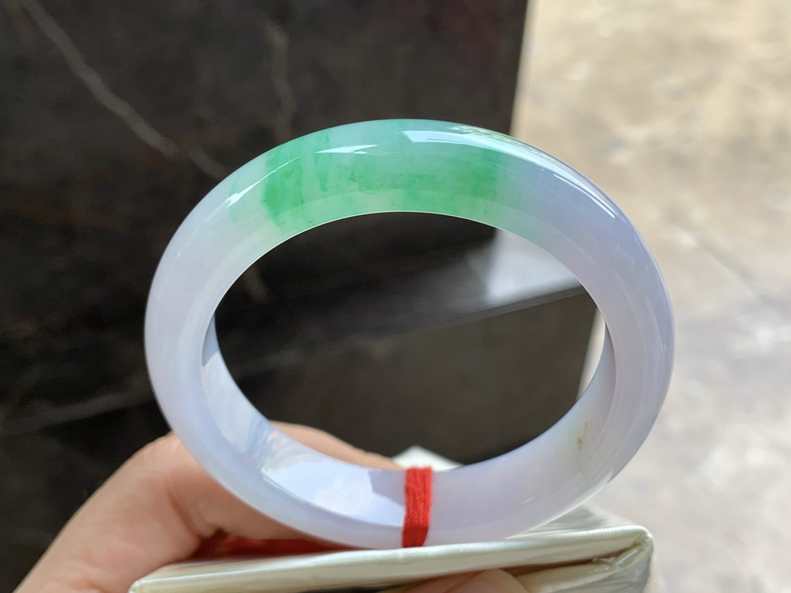 54.5-12.6-8.5

带色手镯^_^春带彩 玉质温润 清新