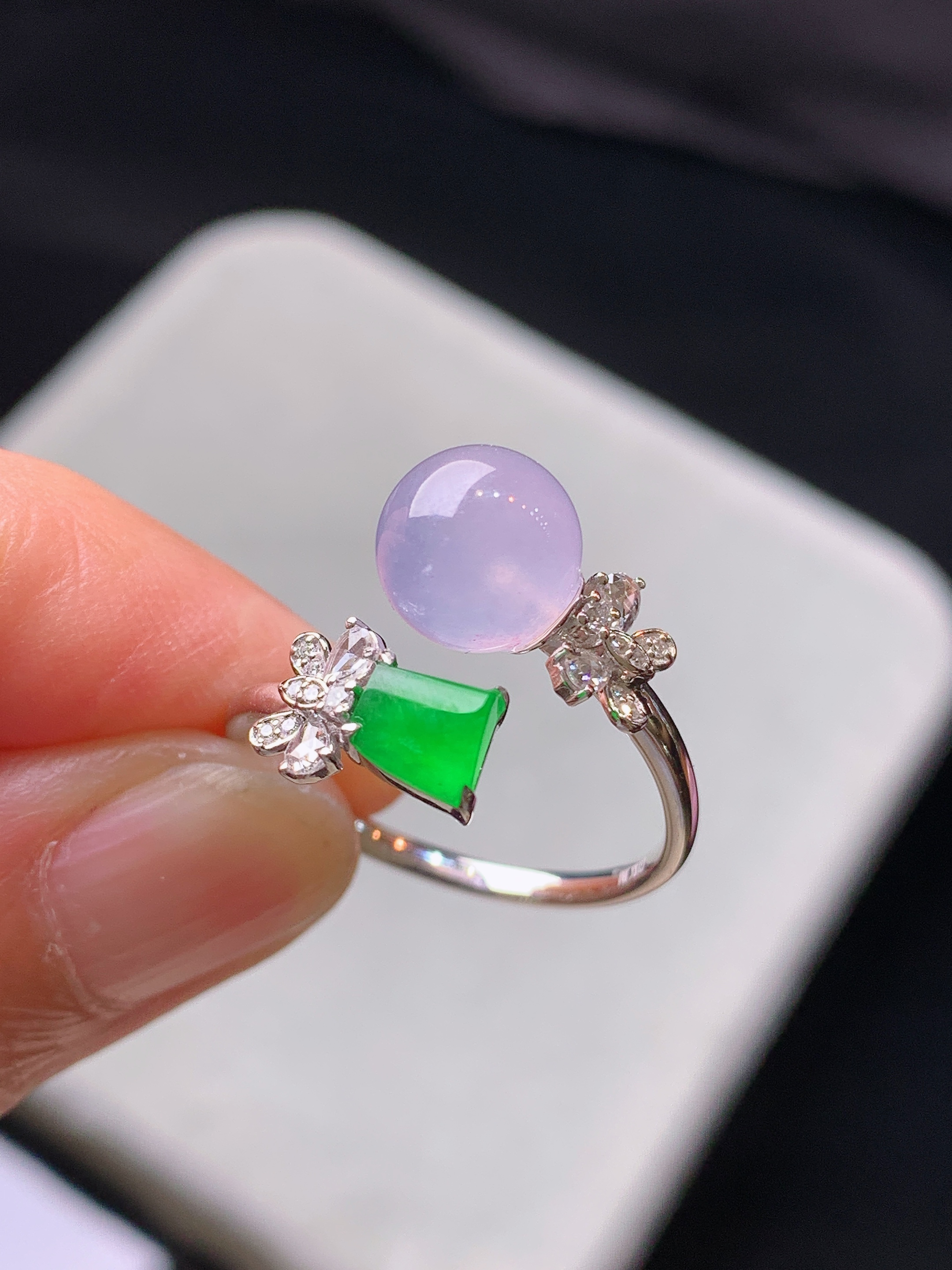 18k金钻镶嵌浅紫罗兰圆珠戒指 玉质细腻 色泽艳丽清新 水润亮眼 圈口15 整体尺寸7.8b5