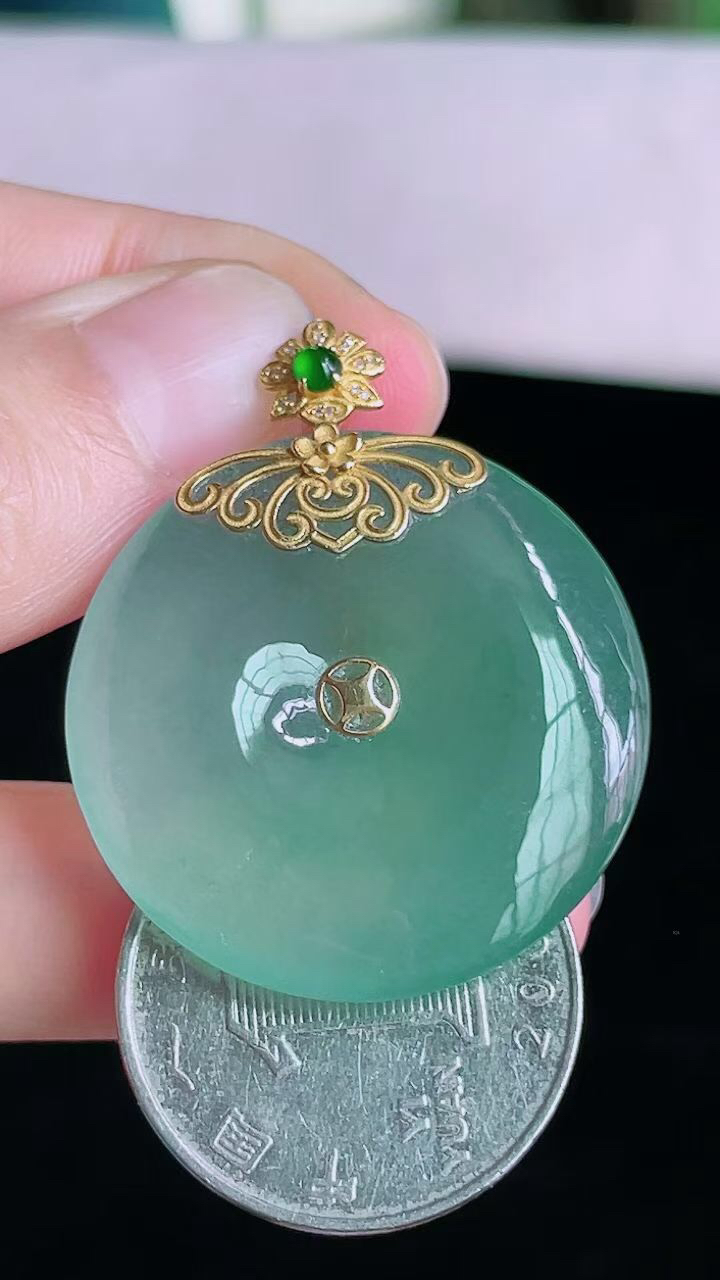 【翡翠名称】18K金镶钻冰晴平安扣吊坠
【翡翠尺寸】裸石31/5.5mm
【翡翠描述】宝贝种老水足，玉质细腻，色泽靓丽，性价比高，佩戴效果好！
【其它赠送】权威证书/精美挂绳盒子/支持全国复检