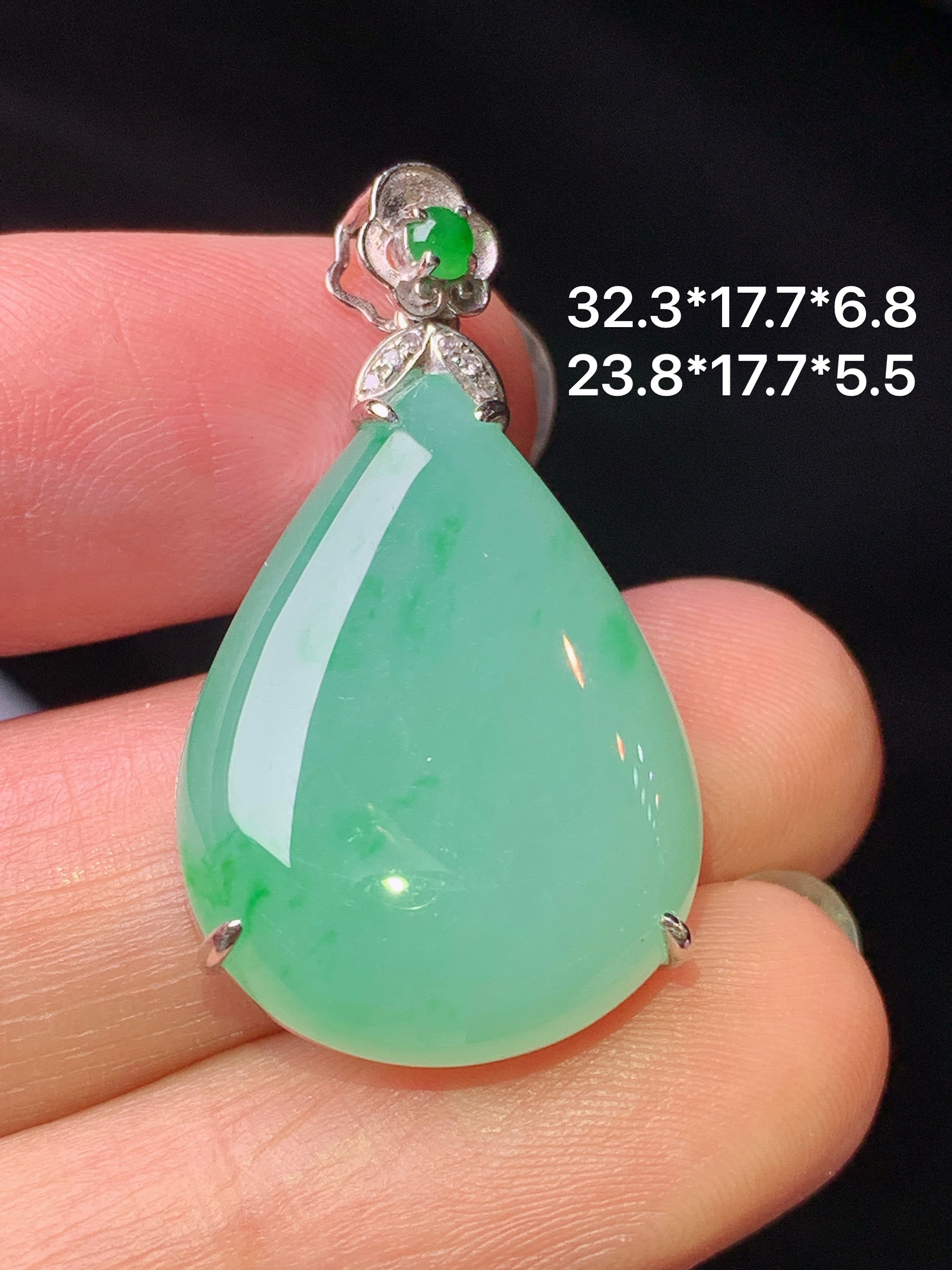 18k金钻镶嵌飘绿水滴吊坠 玉质细腻 色泽艳丽清新 水润亮眼 整体尺寸32.3*17.7*6.8L4