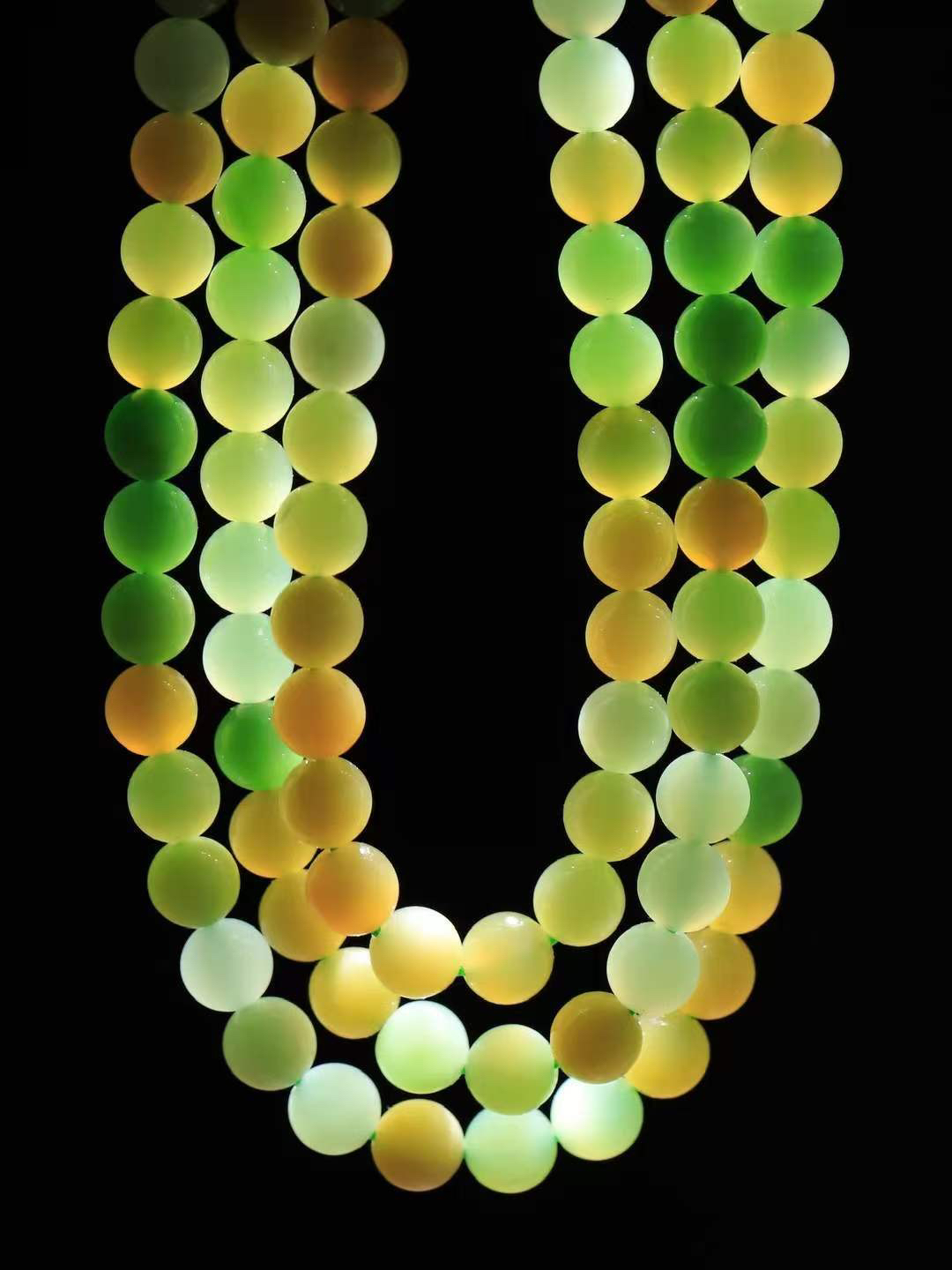 【珠圆玉润.挂链】

精品和田玉珠圆玉润黑羊洞碧玉猫眼唐三彩挂链 玉质温润细腻 油性十足 佩戴舒适。珠珠落玉盘，间关莺语花底滑，一生美好时光，无论身在何处，都有它相伴相守。事事顺遂，幸福美满，吉祥如意。重35.6克 尺寸取一5.9mm 4540833A