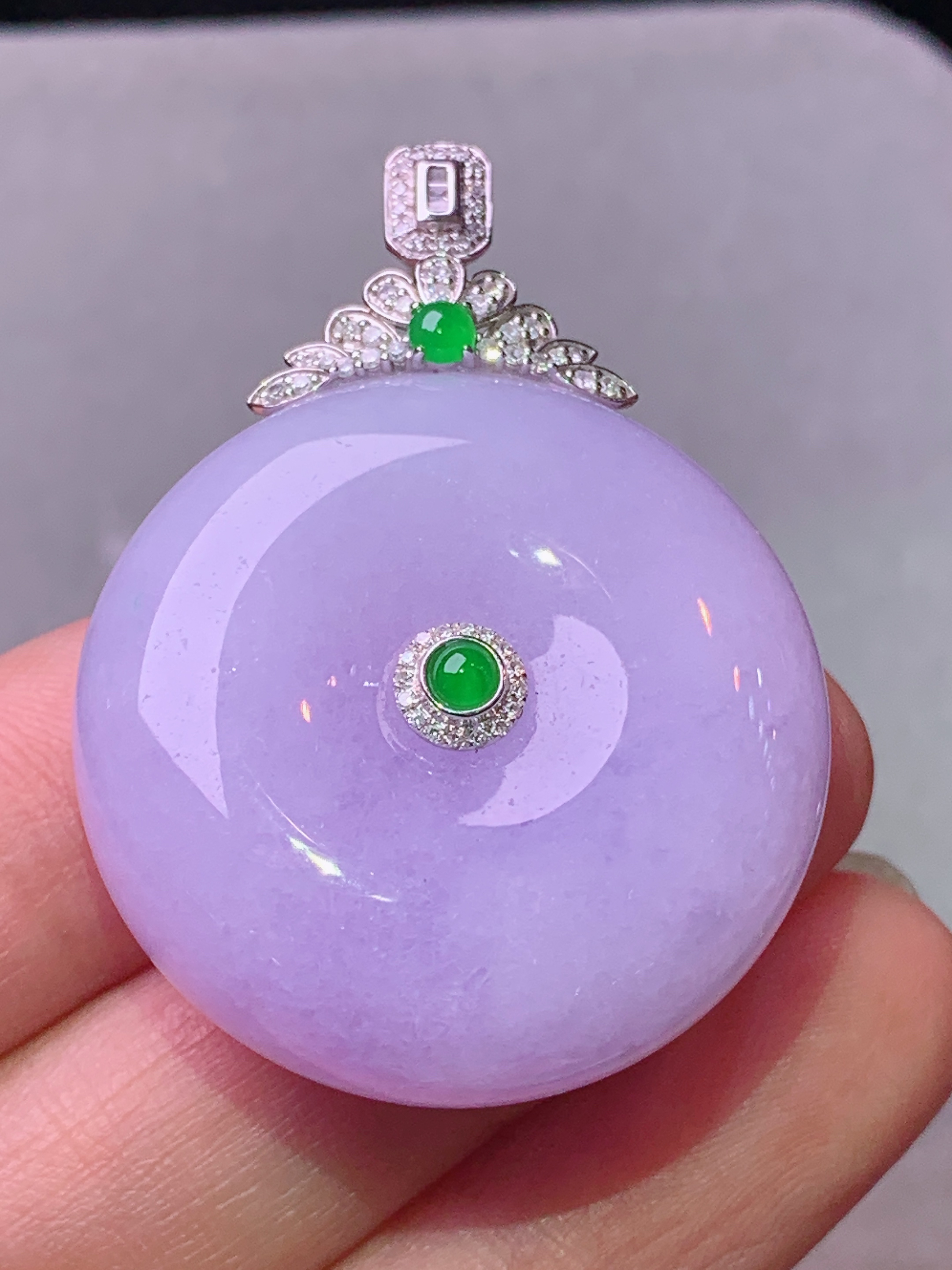 18k金钻镶嵌紫罗兰平安扣吊坠 玉质细腻 色泽艳丽清新 水润亮眼 整体尺寸41.3*30*12b1