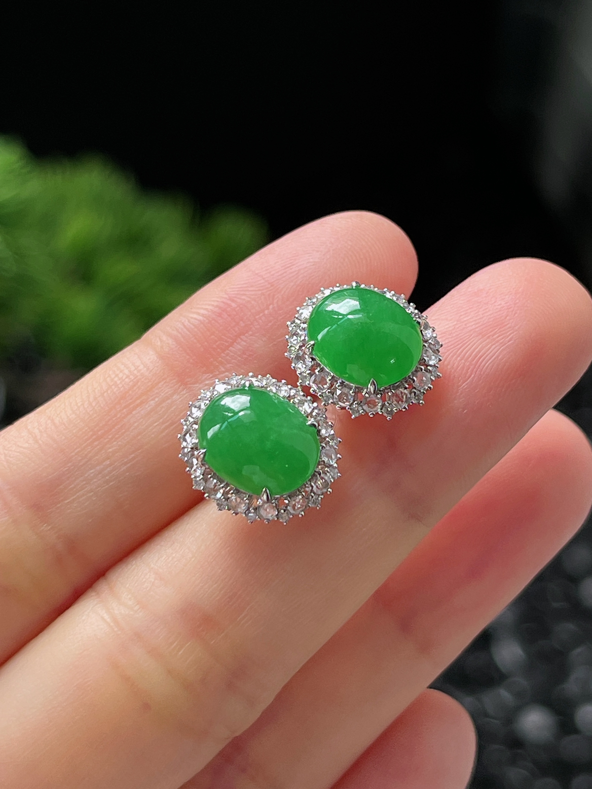 翡翠糯化种满绿色耳钉，印记：Au750,伴钻石