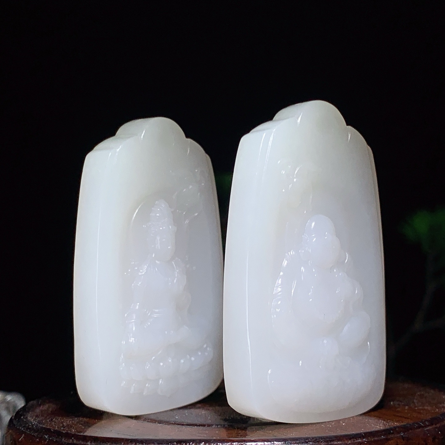 一对新疆和田玉白玉观音佛对牌挂件 尺寸56/34/10重44克。玉质细腻油润。手推出油。佩戴高端典雅