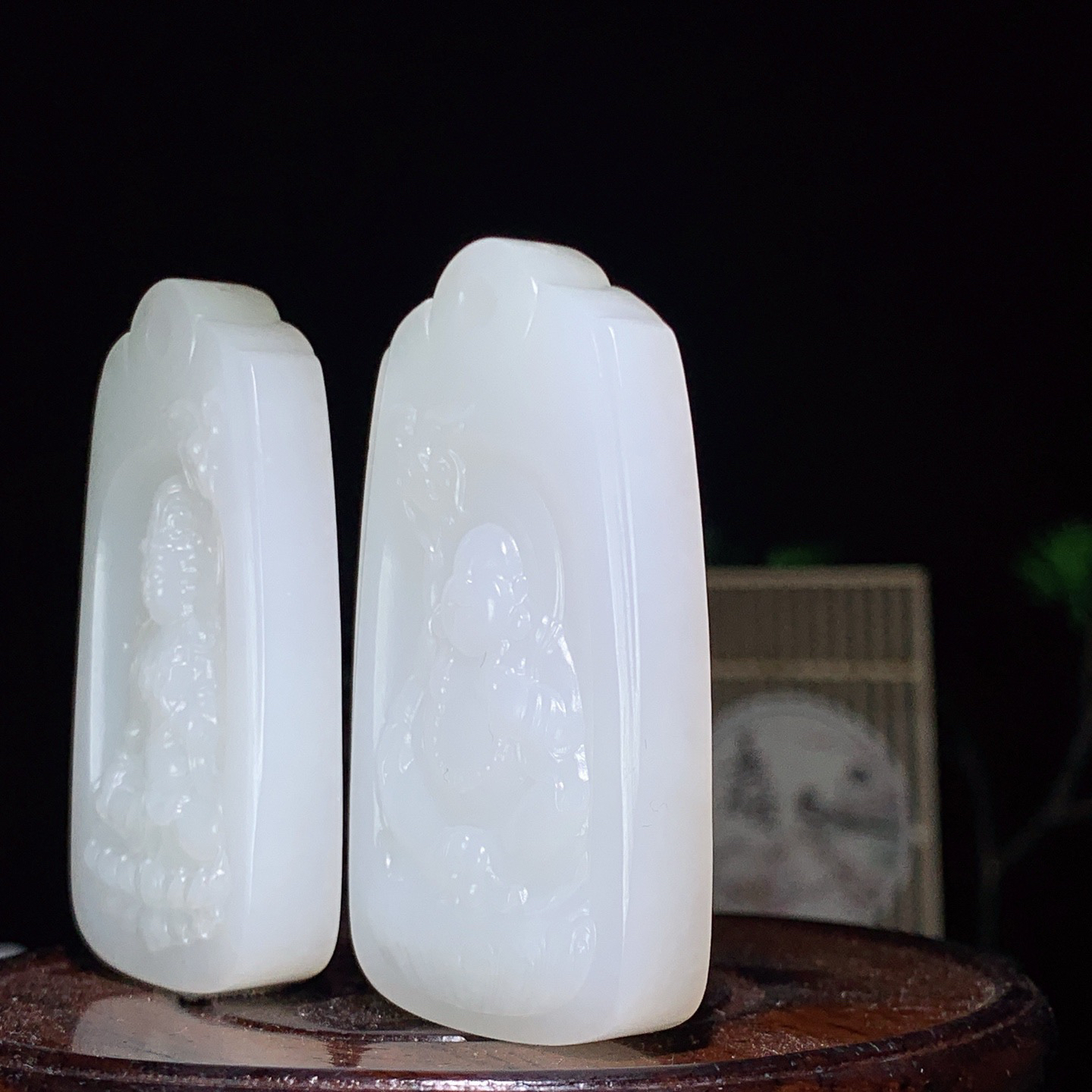 一对新疆和田玉白玉观音佛对牌挂件 尺寸56/34/10重44克。玉质细腻油润。手推出油。佩戴高端典雅。lt260415