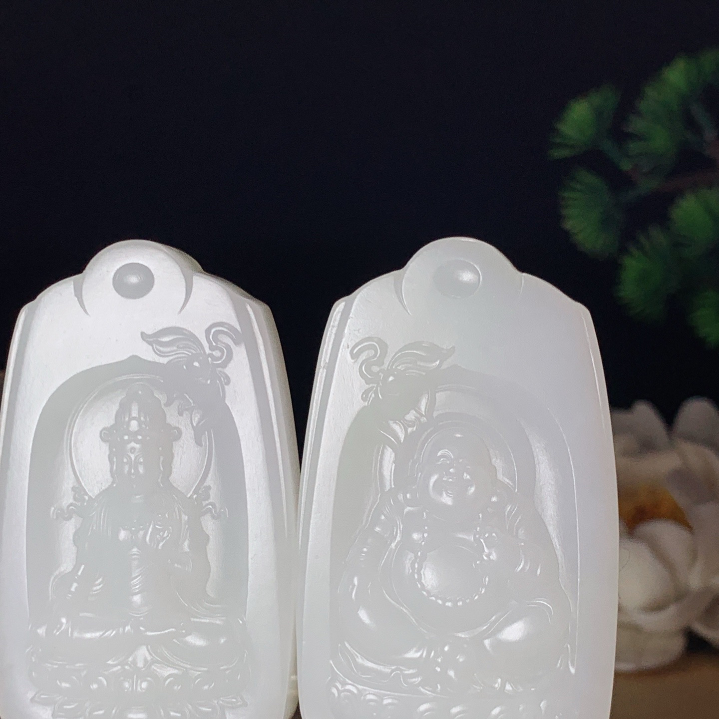 一对新疆和田玉白玉观音佛对牌挂件 尺寸56/34/10重44克。玉质细腻油润。手推出油。佩戴高端典雅。lt260415