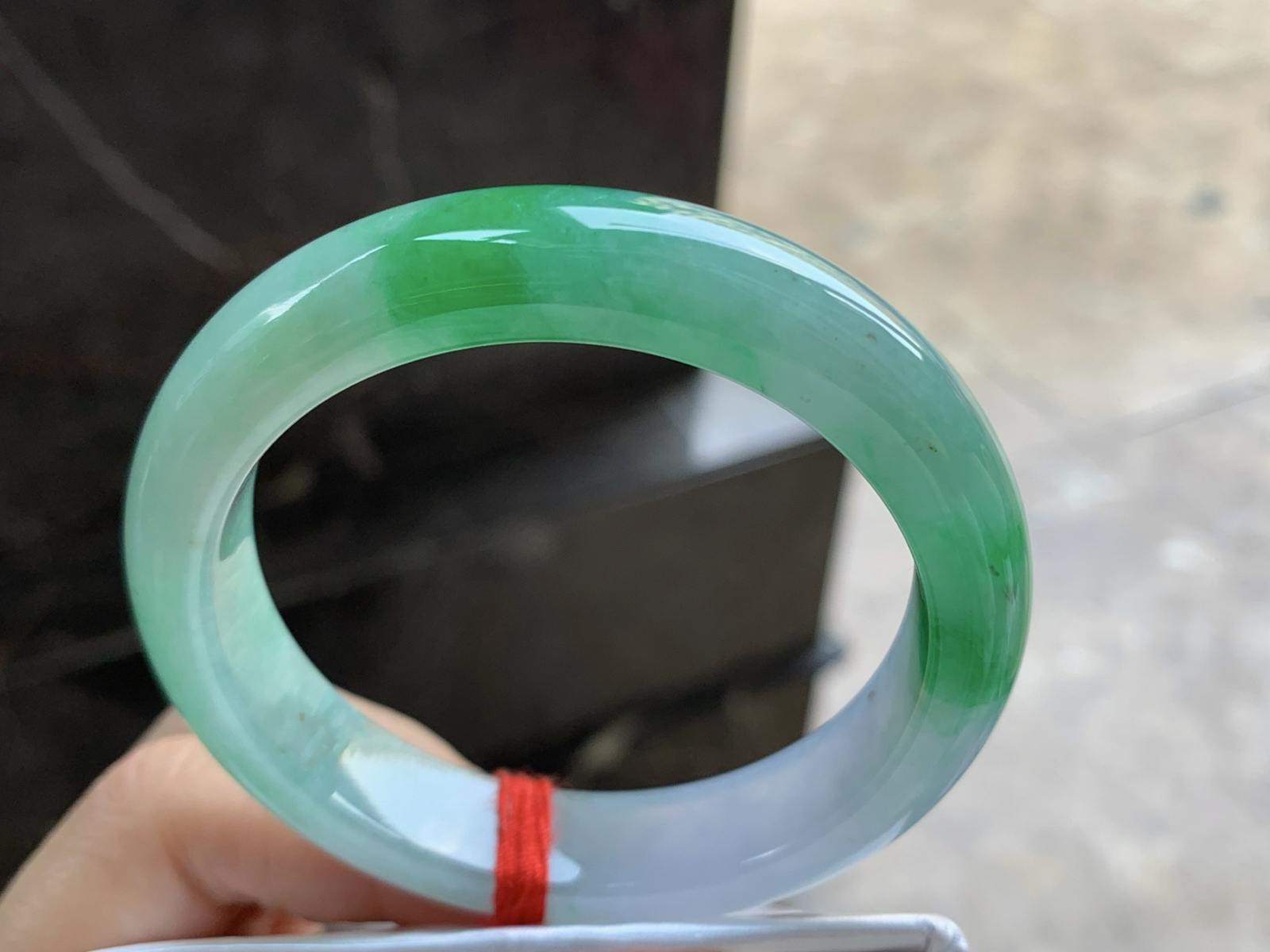 53.5-12.1-8.2

带色手镯^_^颜色鲜艳 浓郁