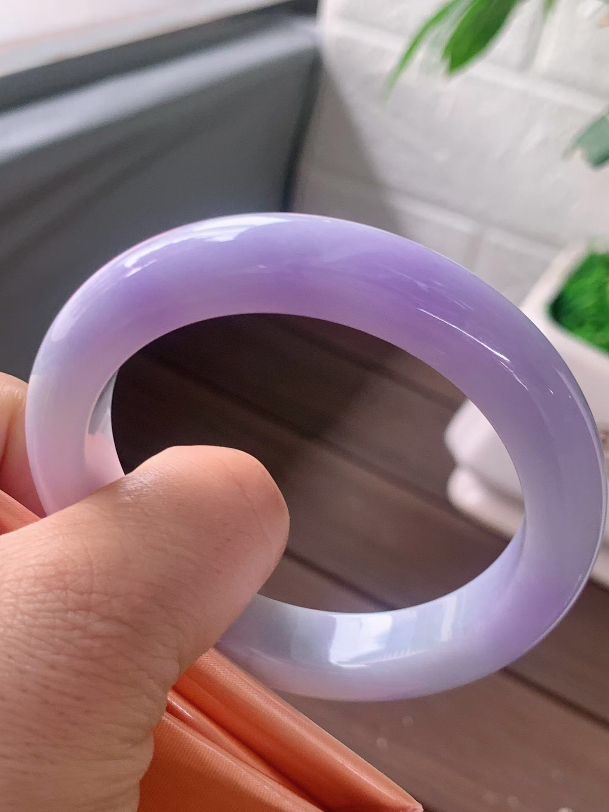 【翡翠名称】老种紫罗兰55正圈口手镯
【翡翠尺寸】55/11.7/9.2mm适合54-56正圈口佩戴
【翡翠描述】宝贝种老水足，玉质细腻，色泽靓丽，性价比高，佩戴效果好！
【其它赠送】权威证书/精美挂绳盒子/支持全国复检