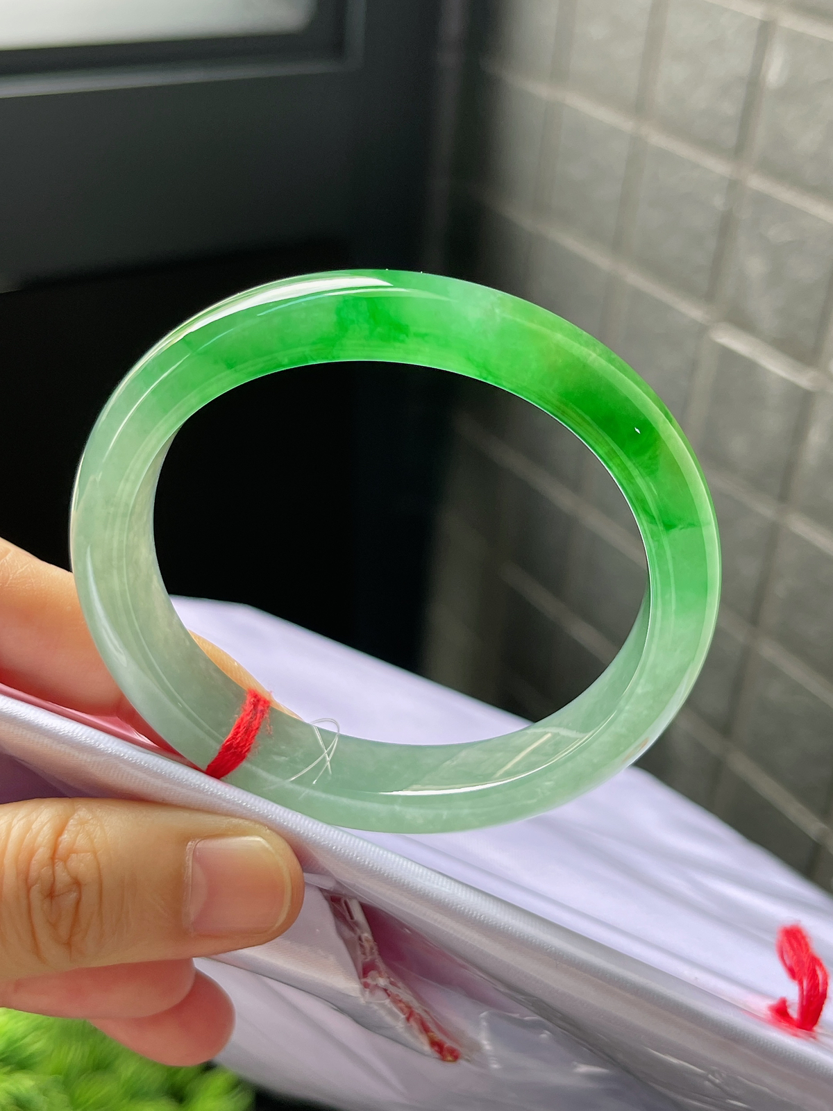 贵妃镯54.8圈口，翡翠冰糯种飘绿手镯