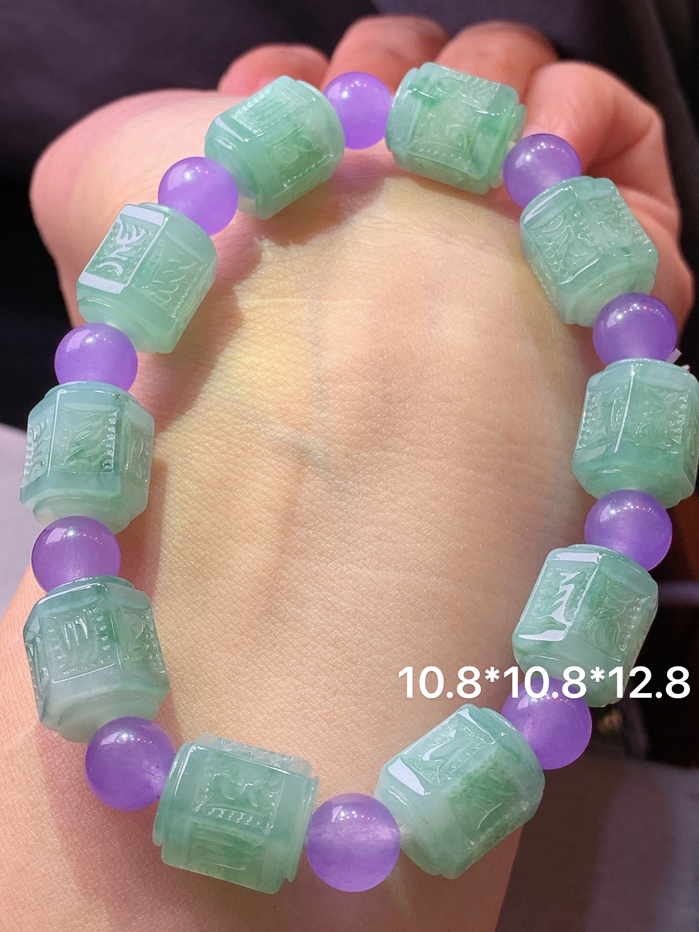 雕花路路通手链 玉质细腻 色泽艳丽清新 水润亮眼 整体尺寸10.8*10.8*12.8h3
