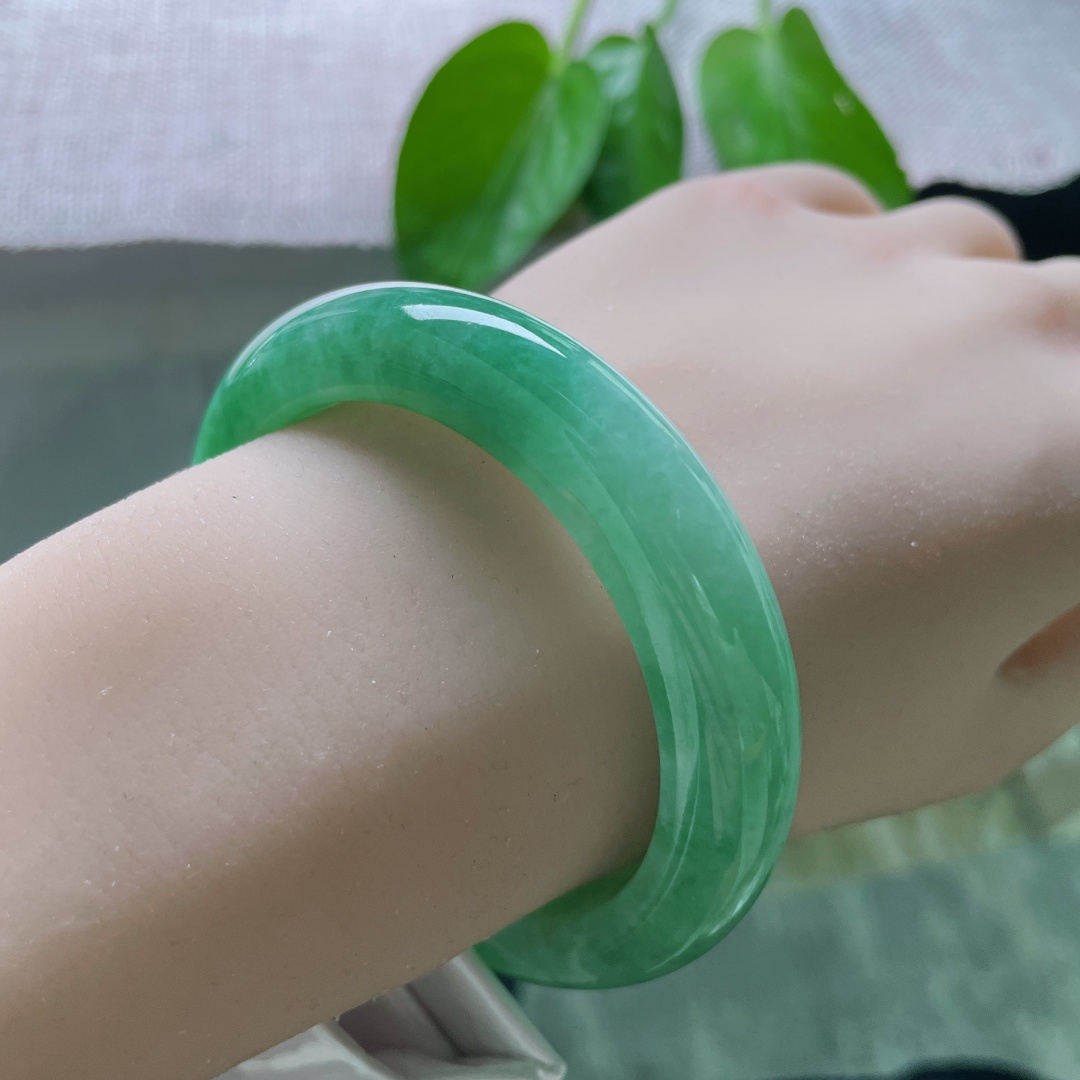 53.3/12/9.0，豆绿正圈，贵气，大气，沉稳雍容华贵，一点皮纹，ss50676a