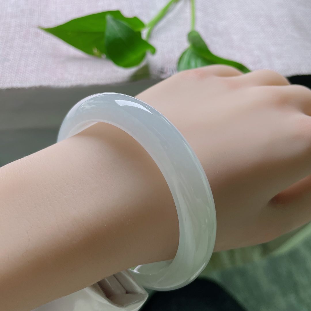 58/12.2/8.5白冰正圈，种老，浅绿柔光，温润如水，一眼便心动，无裂，ss49748a