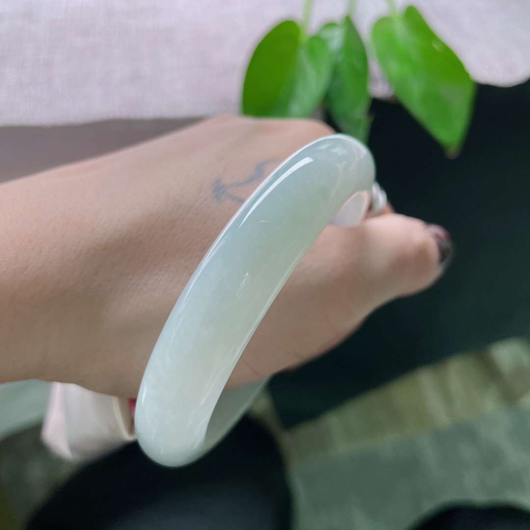 54.5/12.2/8.2，浅绿底正圈，干净清爽，落落大方，知性又温柔，无裂，ss50079a