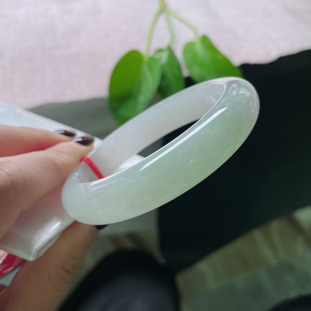 57.5/13/8.3淡绿色正圈，一抹飘花点缀，是雨后的新芽，是拂晓的天光，无裂，ss50187a