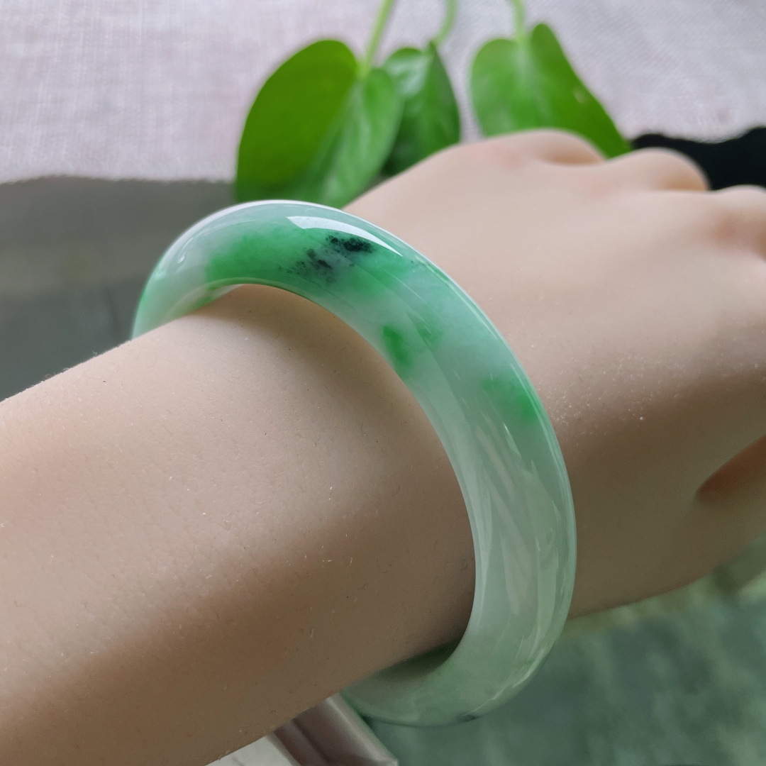 55.4/12/8.9飘绿正圈，水润，肉质细腻，独特富有个性，乌鸡，无裂，ss50803a