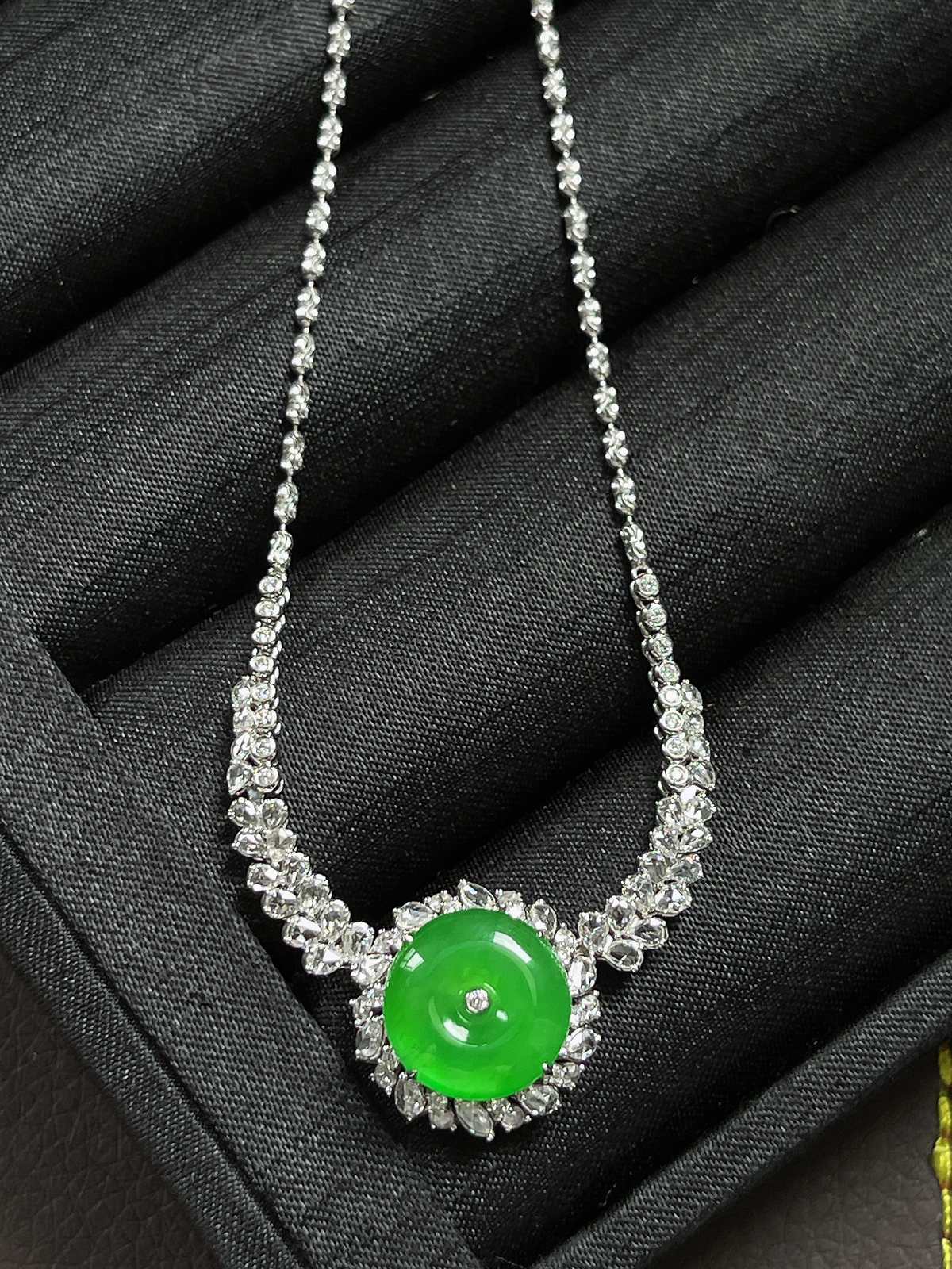 翡翠冰阳绿项链，印记：Au750,伴钻石