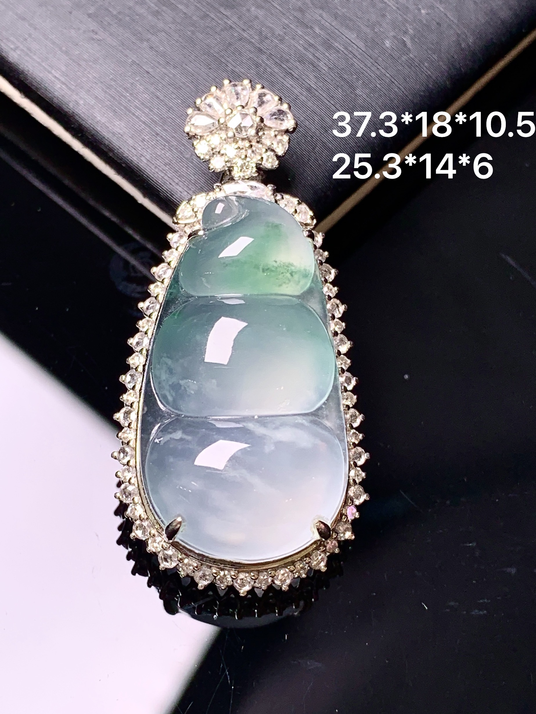 18k金钻镶嵌冰种四季豆吊坠 玉质细腻 色泽艳丽清新 水润亮眼 整体尺寸37.3*18*10.5c1