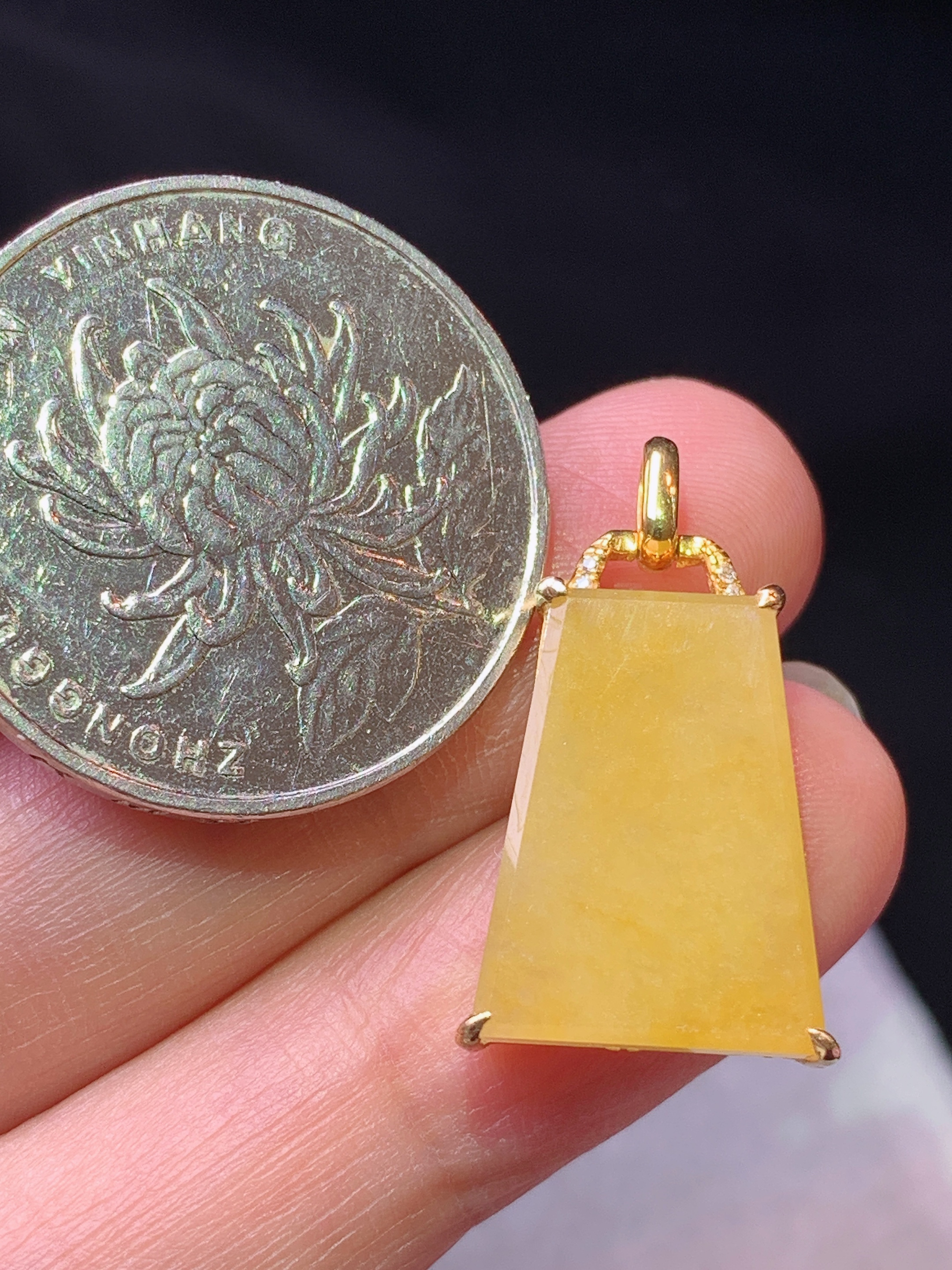 18k金钻镶嵌黄翡无事牌吊坠 玉质细腻 色泽艳丽清新 水润亮眼 整体尺寸24.2*12*6m1