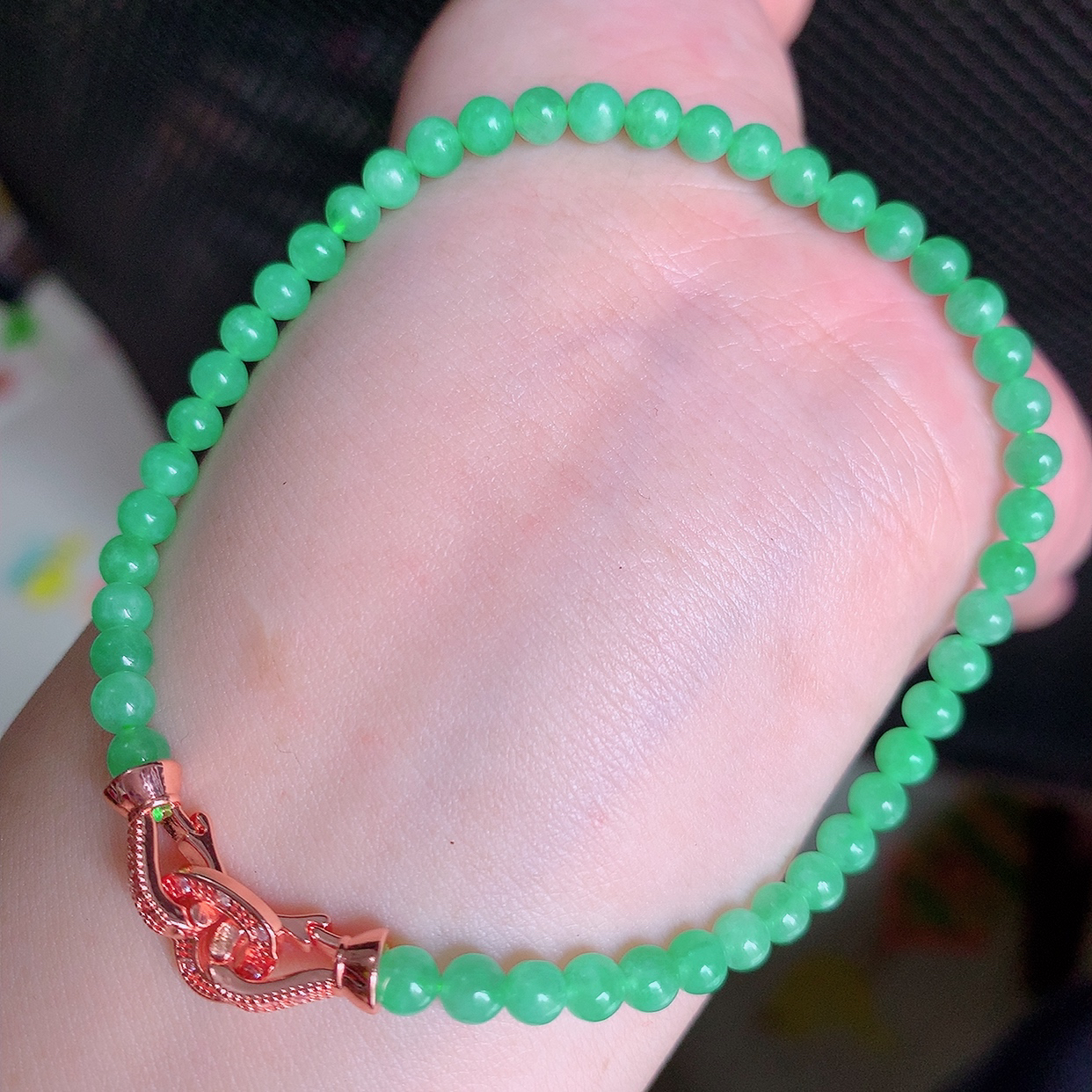 自然光实拍，冰润满绿翡翠手串手链，翠色灵动，佩戴效果时尚出众，尽显气质，玉质细腻，美感十足。#003.1取一尺寸3.9mm