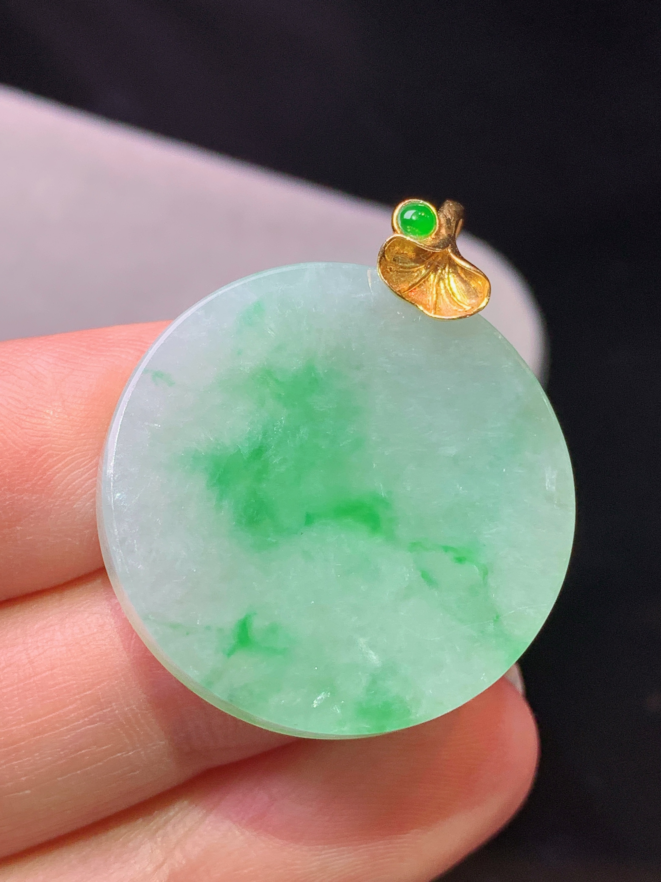 18k金镶嵌飘阳绿圆牌吊坠 玉质细腻 色泽艳丽清新 水润亮眼 整体尺寸32*26.6*4.3b1