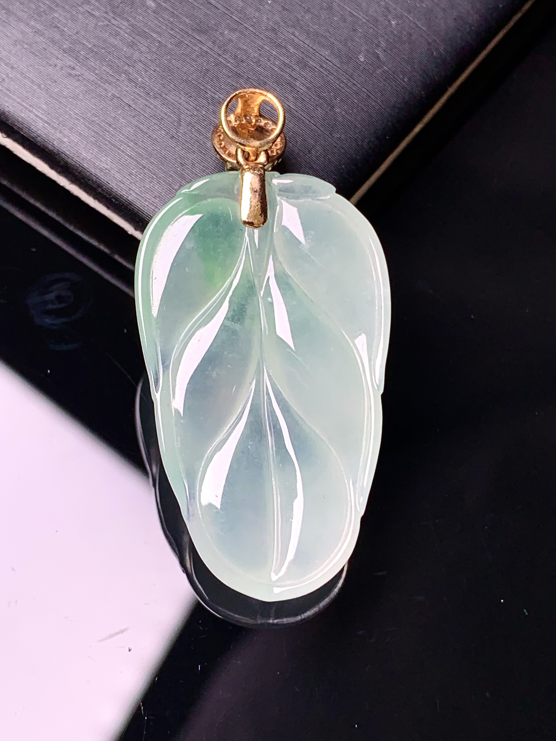 18k金钻镶嵌冰种树叶吊坠 玉质细腻 色泽艳丽清新 水润亮眼 整体尺寸38*18.5*5.5yz