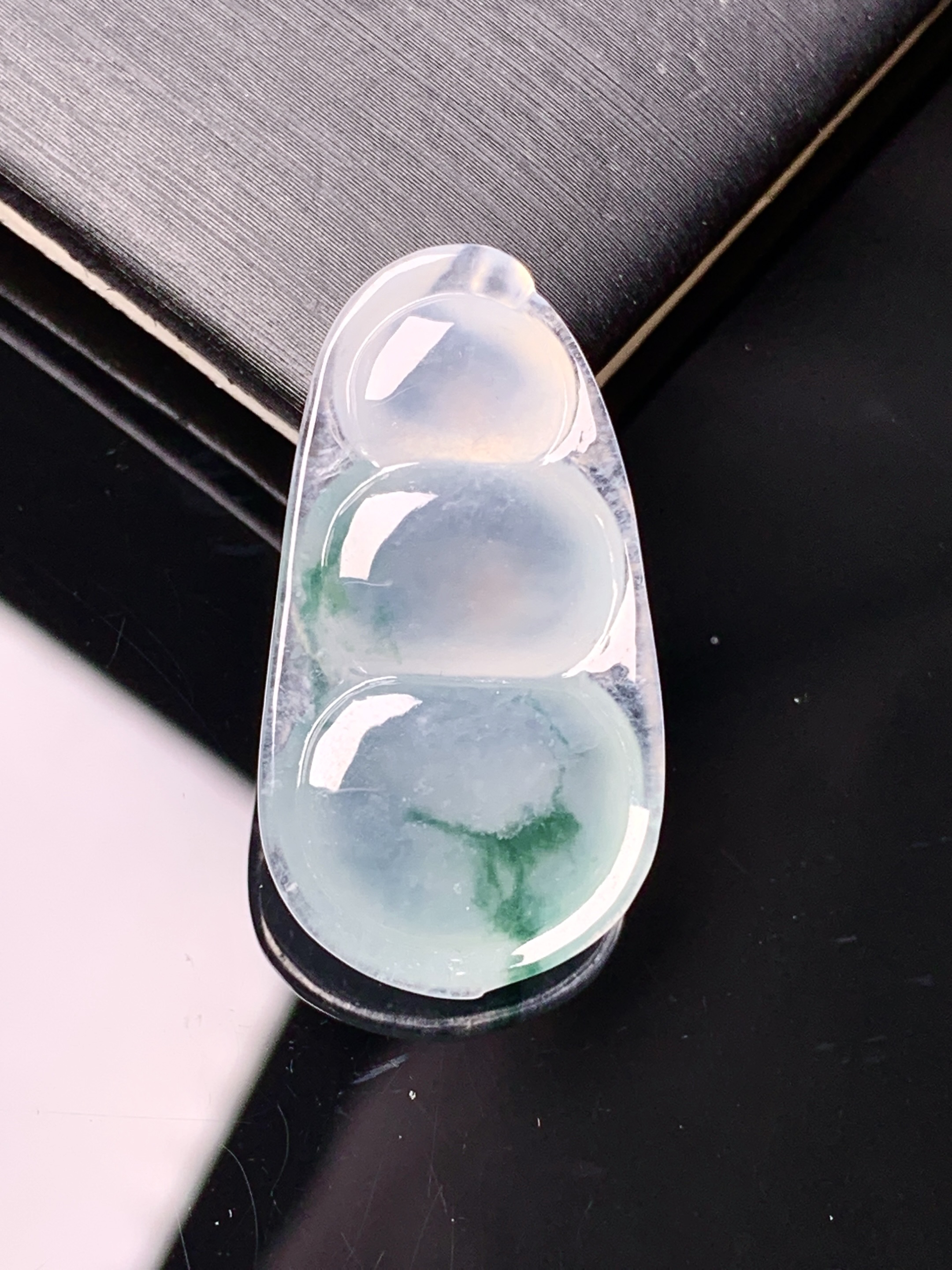 冰种飘花四季豆吊坠 玉质细腻 色泽艳丽清新 水润亮眼 整体尺寸29.5*16*6yz