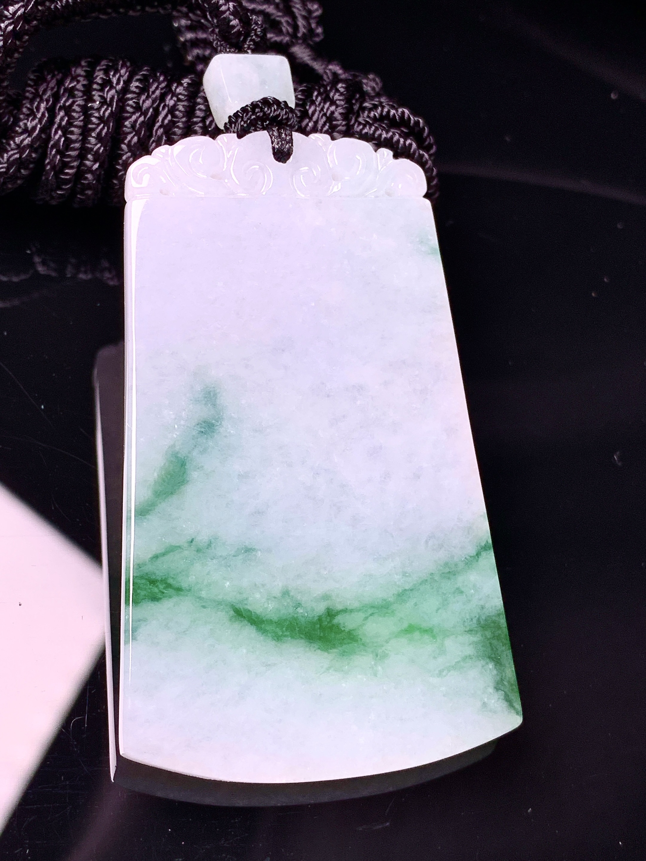 飘绿无事牌吊坠 玉质细腻 色泽艳丽清新 水润亮眼 整体尺寸54*32.5*4w1