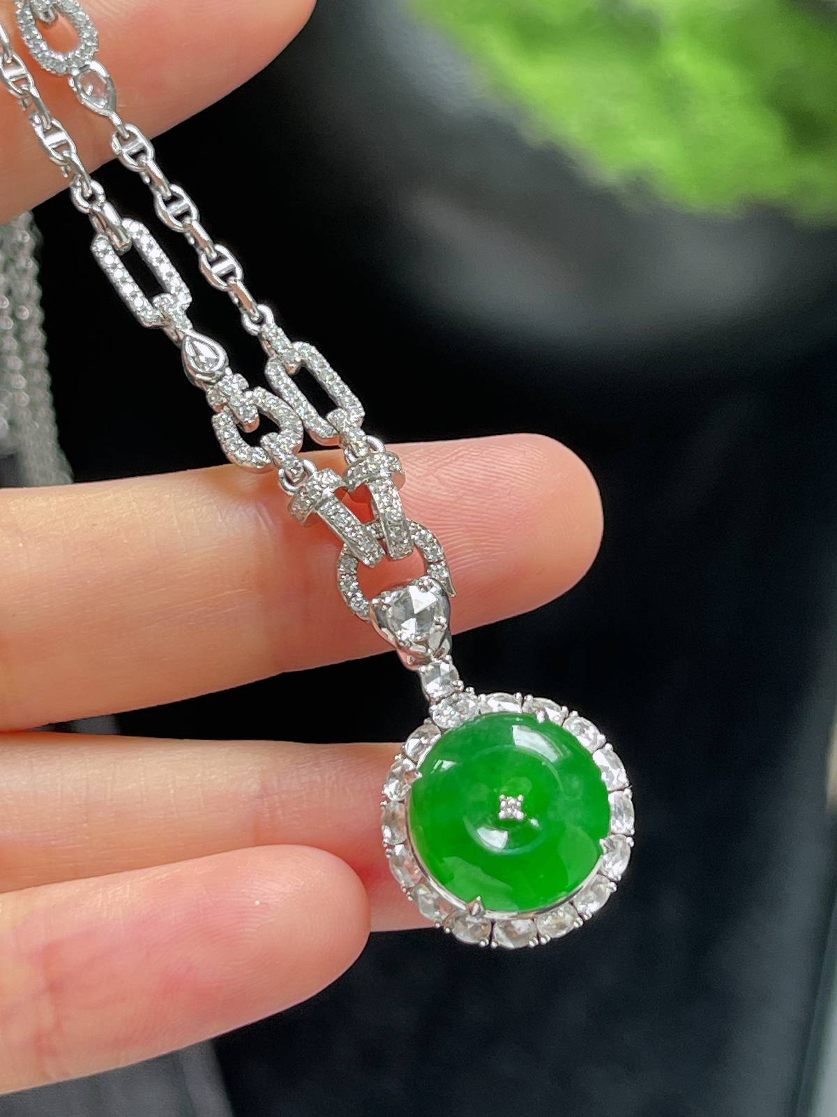 翡翠冰阳绿项链，印记：Au750,伴钻石