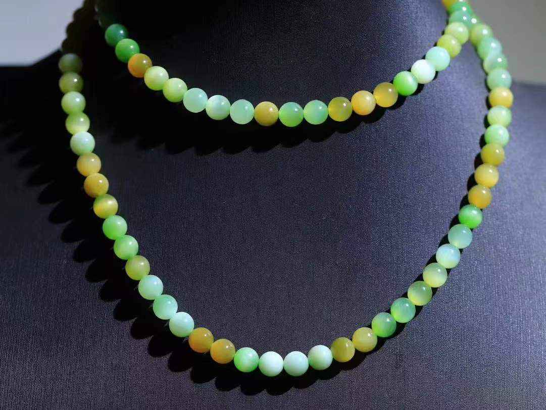 【珠圆玉润.挂链】

精品和田玉珠圆玉润黑羊洞碧玉猫眼唐三彩挂链 玉质温润细腻 油性十足 佩戴舒适。珠珠落玉盘，间关莺语花底滑，一生美好时光，无论身在何处，都有它相伴相守。事事顺遂，幸福美满，吉祥如意。重35.6克 尺寸取一5.9mm 4540833A