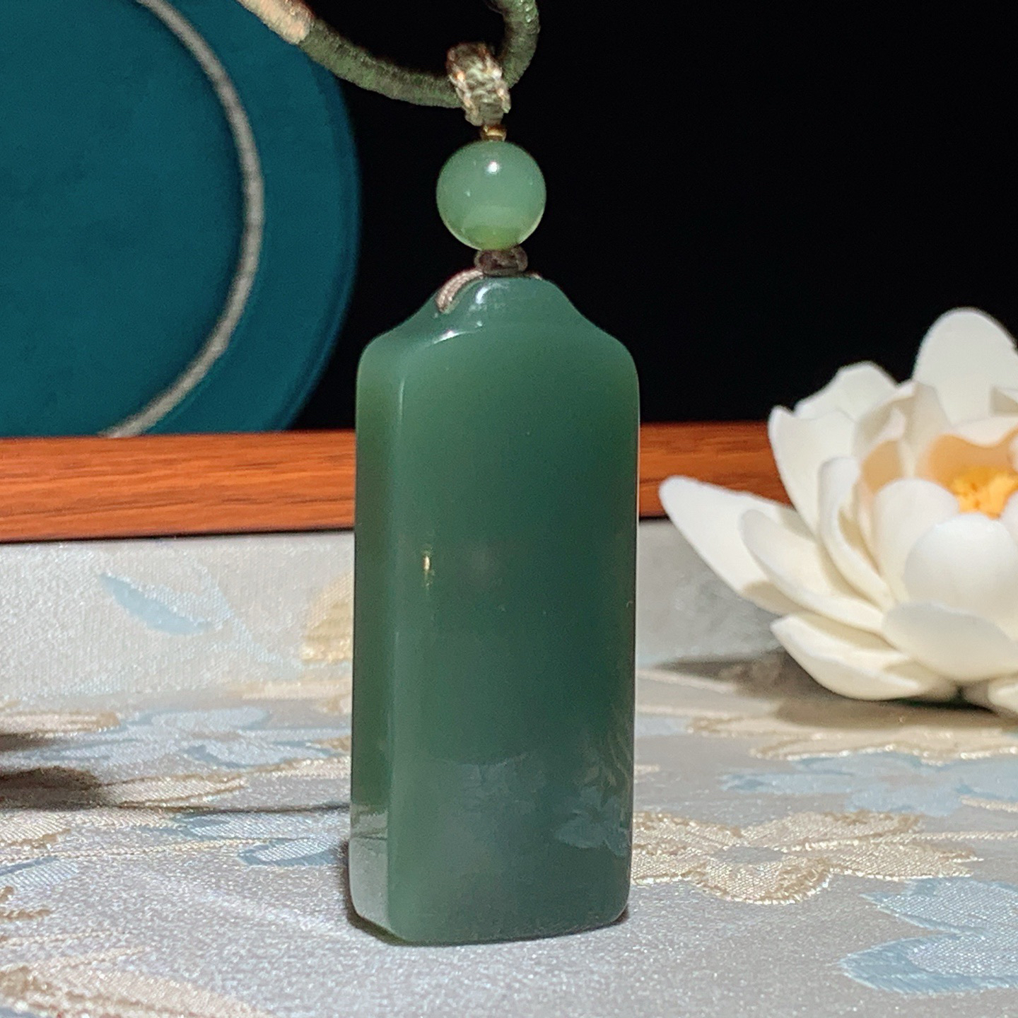 和田玉鸭蛋青俄罗斯碧玉平安无事牌挂件 尺寸47/20/15重33克。无裂无杂无结构 玉质细腻油润。手