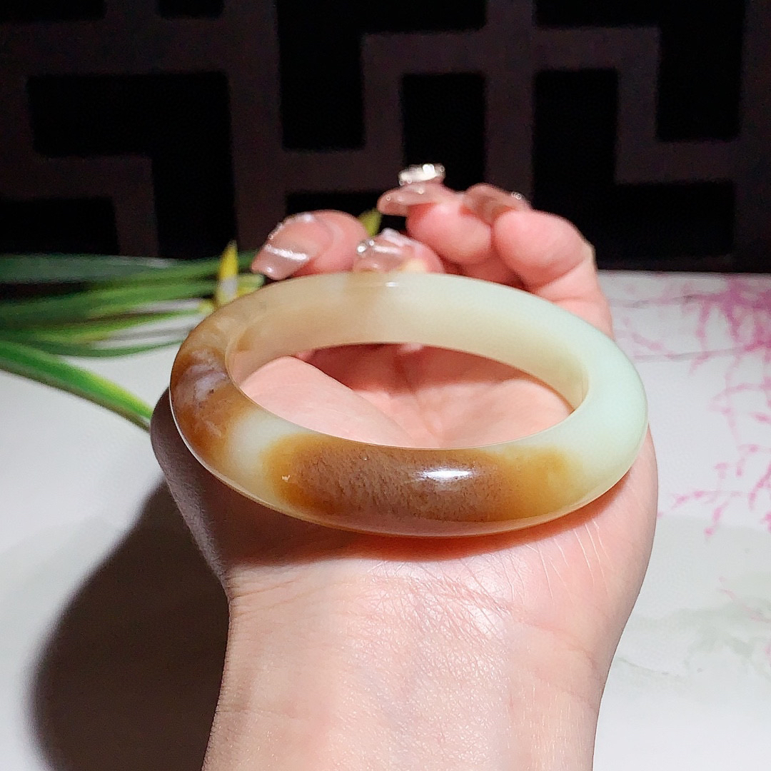 和田玉54.6圈且末糖手镯！玉质细腻油润 底色纯净 脂粉好，品质高。